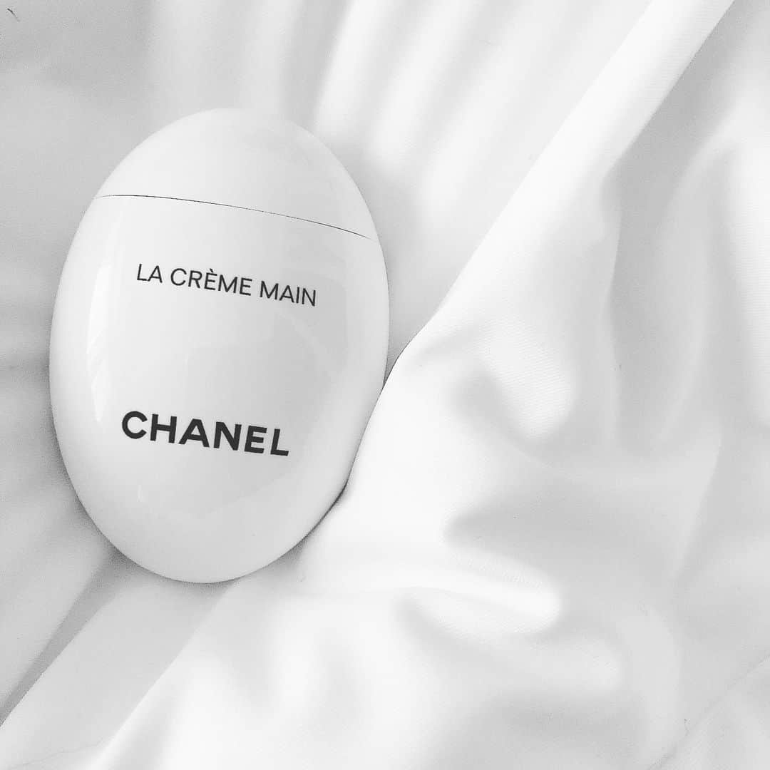 古畑星夏さんのインスタグラム写真 - (古畑星夏Instagram)「⠀ まるまる卵🥚 ずっと欲しかったハンドクリーム♡ #chanel#chanelmakeup#chanelbeauty」8月19日 16時18分 - starandsummer