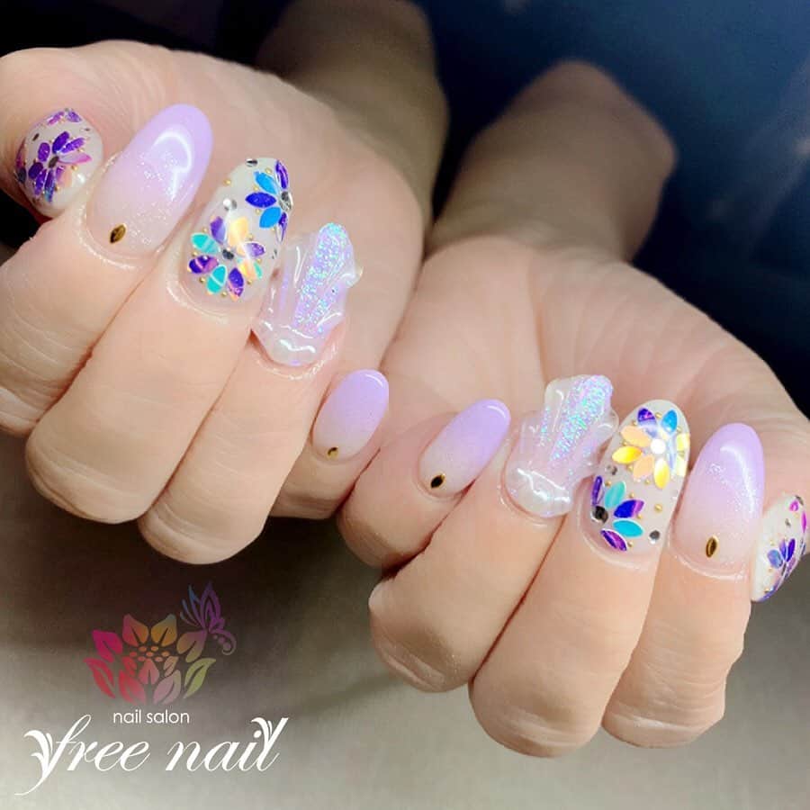 free nail フリーネイルのインスタグラム：「. お客様ネイル💅🏻🍹✨ . マーメイドネイル🧜🏻‍♀️💕 . 夢可愛い人魚の鱗🧜🏻‍♀️🐚⭐️ . スワイプして動画も見てね☝︎⇨🎬✨ . ご来店ありがとうございました🙇🏻‍♀️🙇🏻‍♀️🙇🏻‍♀️💗 . #ネイル #フリーネイル #ネイルアート #ジェルネイル #ネイルサロン #大阪ネイルサロン #ネイルデザイン #ネイルチェンジ #サマーネイル #マーメイドネイル #人魚の鱗 #人魚の鱗ネイル #グラデーションネイル #リーフホロ #リーフホロネイル #ピンクネイル #オーロラネイル #デザインネイル #トレンドネイル #人気ネイル #夏ネイル #美甲 #日式美甲 #summernails #nailsart #nailsalon #nailsdid #newnails #newnail #freenail」