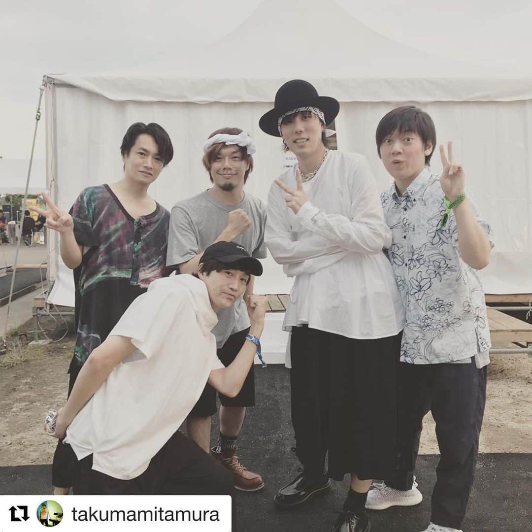 落合健太郎さんのインスタグラム写真 - (落合健太郎Instagram)「#Repost @takumamitamura ・・・ サマソニ大阪。マンウィズのゲストで一曲出演した後ステージ裏にてラッドとオチケンさんと。  これでいいのだ。  #バカ田大学OBバカボンパパファッショナブルジャパン ............ サマソニ、MAN WITH A MISSION feat TAKUMAくんのステージ後。 一曲で魅せる凄い破壊力！ カッコ良かった！ そして、出番前のRADWIMPS。 メンバーとの写真に混ぜて頂きました😭😭😭 RADWIMPSも台風の影響で出演時間が短くなってしまったけど、その分 集まった人達に濃縮還元度200%の ステージを届けてた。 いいんですかの大合唱。  大好きな人達との貴重なひと時。 #radwimps  #10feet  #夏フェス802  #FM802 #zipfm #サマソニ大阪2019」8月19日 16時15分 - dj_ochiken1117