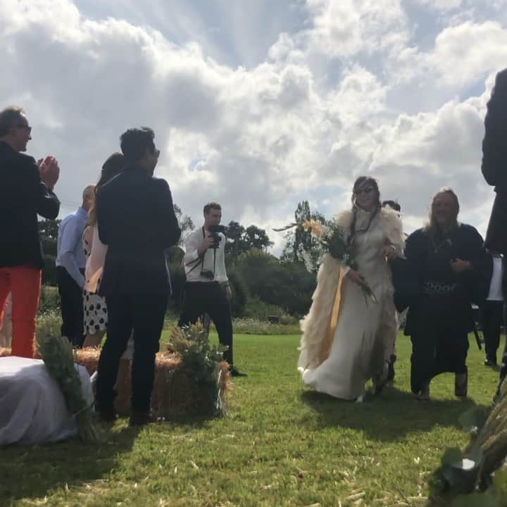 稲木ジョージのインスタグラム：「The Last Samurai @mrjedroot walking my daughter @ladyelizacummings the aisle is so emotional 😭😭😭 And now she has a baby😭😭」