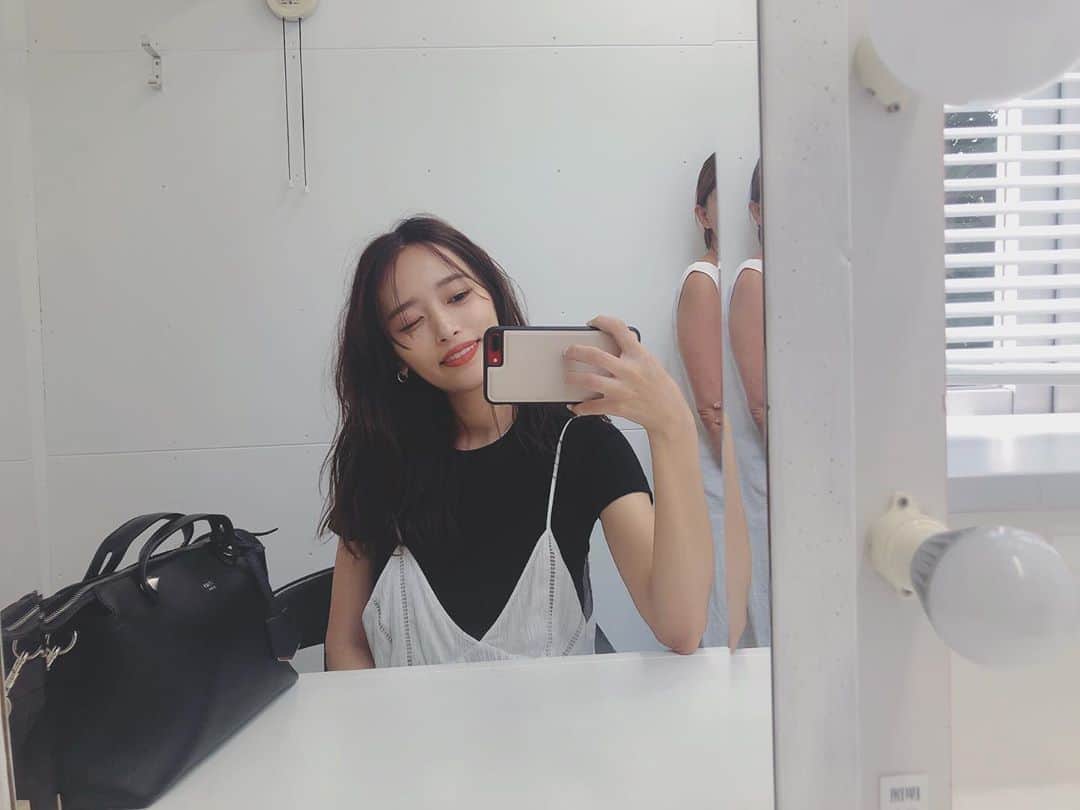 近藤千尋のインスタグラム：「撮影終わったから 駄菓子屋さん行くんだ~💓☺️笑 何買おうかなわくわく🐷 今は、娘ちゃんが起きるの待ってます😪✨ #前髪切ろうかな #伸びすぎて #自分じゃアレンジできない 😨」