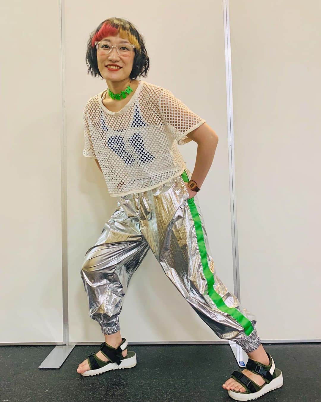 松浦志穂のインスタグラム：「#吉本坂46 個別握手会🤝爆裂にイカしたパンツを手に入れたのでウキウキしながらスタートです🥰A-NONさんもバチバチに攻めたファッションだったので一緒に🥰📸グループ写真も撮ってもらってご機嫌🥰ラストの写真はこんなに可愛く爆笑出来るってマジアイドルだなぁのりぽぽと完全に目をつむってたのでパッチリしてあげた小川氏と同じ瞬間なのにたいして笑ってない私とA-NONさん🙃🙃 ・ 昨日爆余りした心ばかりの一筆お手紙💌今日こそ配って配って配りまくるぞっ🔥と個別握手会前に近くにいたトット多田さん、光永さん、A-NONさんに紙袋に綺麗に手紙準備するの手伝ってもらった結果、ほぼそのまま綺麗な状態で帰還。爆余り。恥ずかしくて戻ってから紙袋に服かぶせてしばらく隠してた。 ・ #吉本坂46 #握手会 #punyus  #京都」
