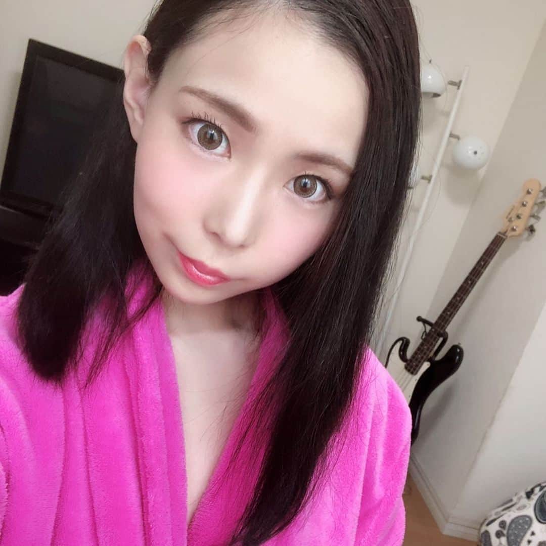 吉根ゆりあさんのインスタグラム写真 - (吉根ゆりあInstagram)「バスローブ載せ忘れてた( ¨̮ ) いつものと、別のおまけで別の衣装のお写真( ¨̮ ¨̮ ) #吉根ゆりあ #av女優 #バスローブ #いつもの」8月19日 16時25分 - julia_yoshine
