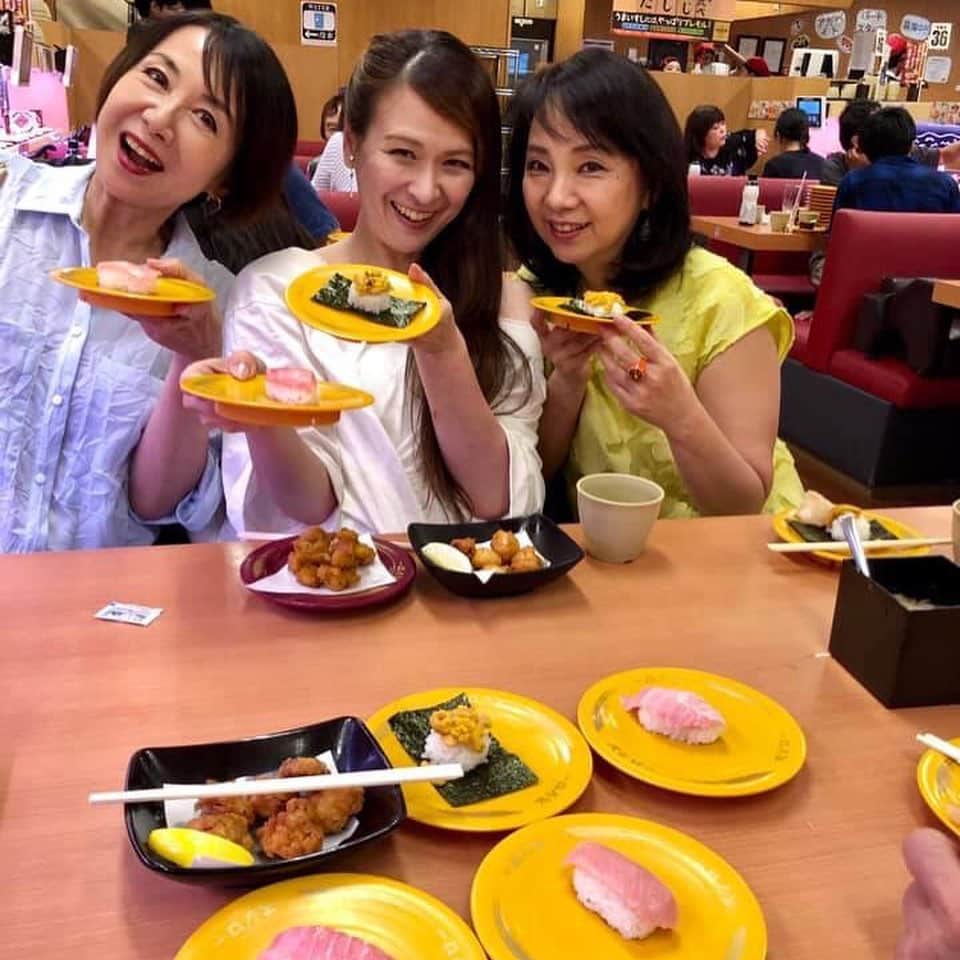 里井真由美さんのインスタグラム写真 - (里井真由美Instagram)「その名も「琉球パフェ〜♪」 沖縄をイメージしたパフェ、パイン、ココナッツアイス、キャラメルナッツ、サンターアンダーギーが乗ってます。 2枚めは、いちごパフェ🍓 ・ ・ ここまで見て 場所すぐ分かった方、すごい！笑笑 回転寿司「スシロー」のデザートです。うふふ。 ・ ・ ちなみに、スシローでスイーツ頼む方の割合って、どんな感じなんだろ。。。皆さま 頼みますか？ ・ ・ この日は、大御所女優 奈美悦子さんが 「スシロー行った事無いの、行ってみたい❤️」とお声あり、皆でワイワイ言ってきました。 ・ ・ ちょうど 日本テレビ「スッキリ」でもスシローのお値打ちさがテレビで紹介されていて。貝好き社長の自信の一皿もご紹介されてました。 ・ ・ ちなみに8/25までは「うににく祭」 新物うに100円ですよー♪ ・ ・ #琉球パフェ#いちごパフェ#里井真由美#スシロー#サンターアンダーギー #奈美悦子さん#1級フードアナリスト里井真由美 #いちご🍓#パフェ#回転寿司#うににく祭#うに」8月19日 16時28分 - mayumi.satoi