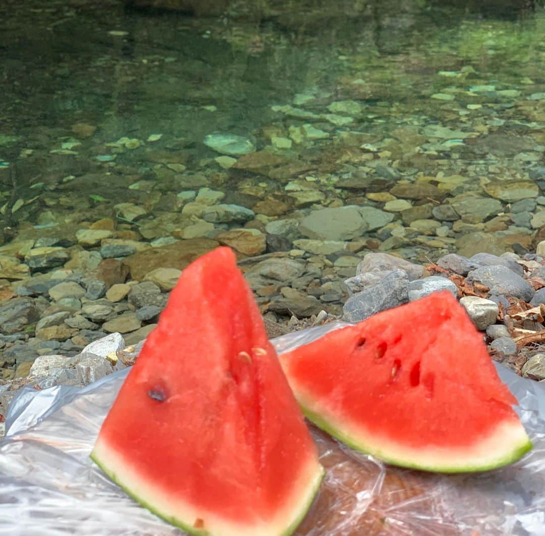 楊原京子さんのインスタグラム写真 - (楊原京子Instagram)「夏の思い出🏞 ・ #スイカ冷えてます #夏の思い出 #川 #秋川渓谷 #BBQ #渓谷 #涼 #夏の音 #せせらぎ #マイナスイオン #夏の風物詩 #オアシス #川遊び #🏞 #🍉 #日本の夏 #japan #verano #sandia #fridakahlo #楊原京子」8月19日 16時29分 - kyoko.yanagihara