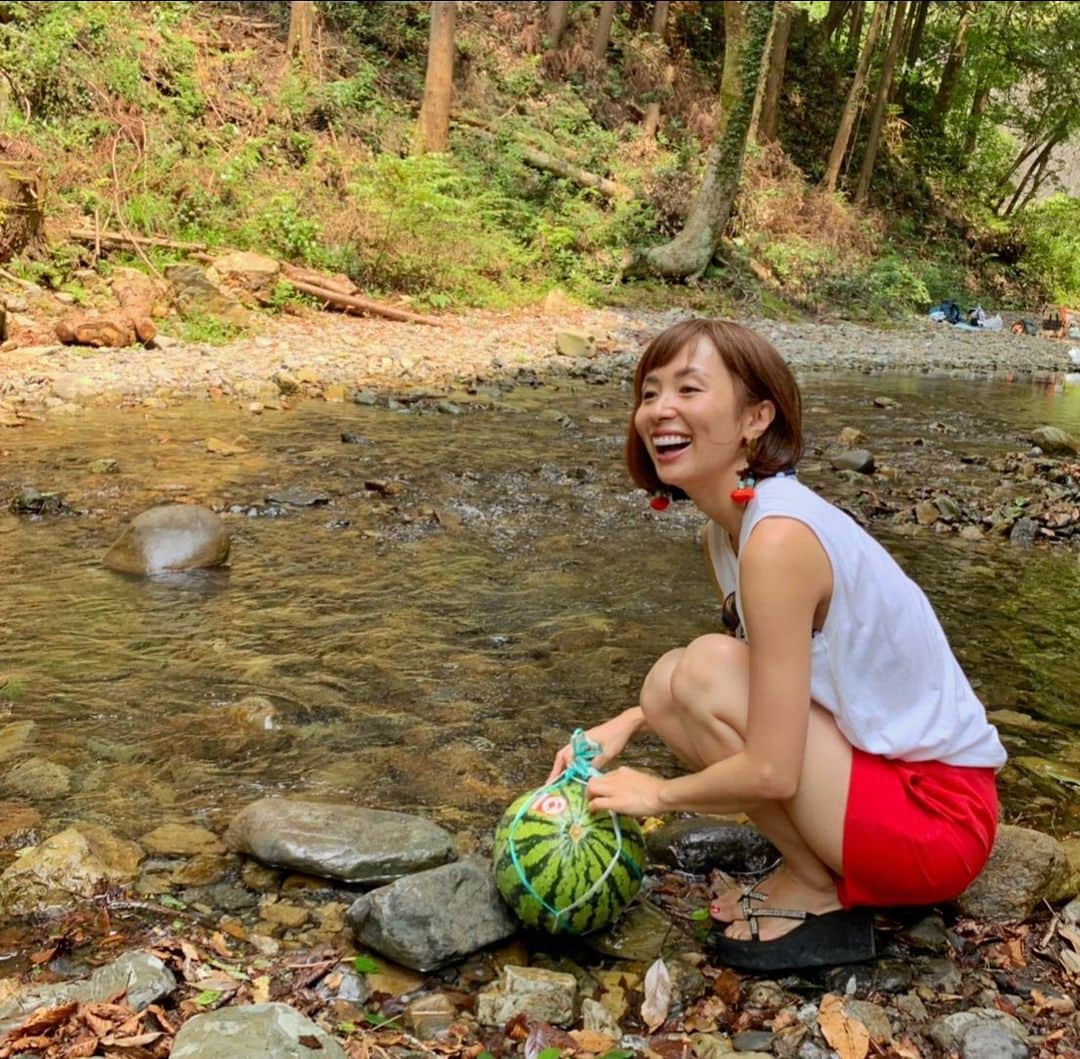 のインスタグラム：「夏の思い出🏞 ・ #スイカ冷えてます #夏の思い出 #川 #秋川渓谷 #BBQ #渓谷 #涼 #夏の音 #せせらぎ #マイナスイオン #夏の風物詩 #オアシス #川遊び #🏞 #🍉 #日本の夏 #japan #verano #sandia #fridakahlo #楊原京子」