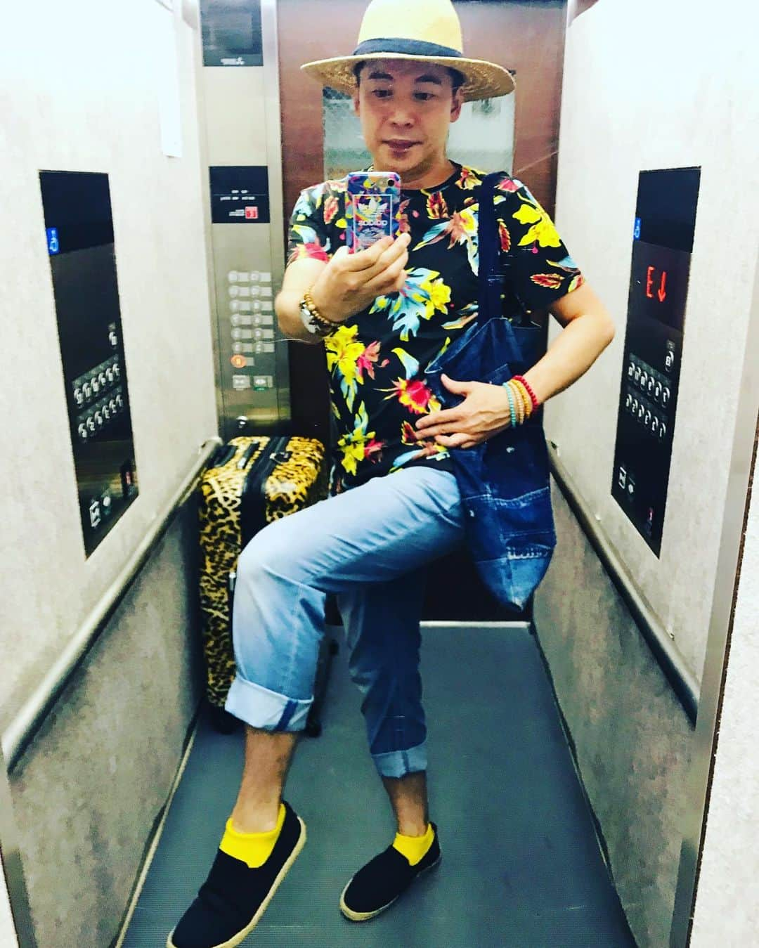 美川憲二さんのインスタグラム写真 - (美川憲二Instagram)「羽田空港よ〜✈️💨💨 これから札幌まで行ってきまーす‼️ お盆休み明けの 羽田は空き空きで良かったわ〜😃😄✌️😙 #羽田空港第1ターミナル  #これから札幌  #お盆休み明けの羽田は空き空き #行ってきます  #美川憲二  #ものまね」8月19日 16時31分 - mikawakenji