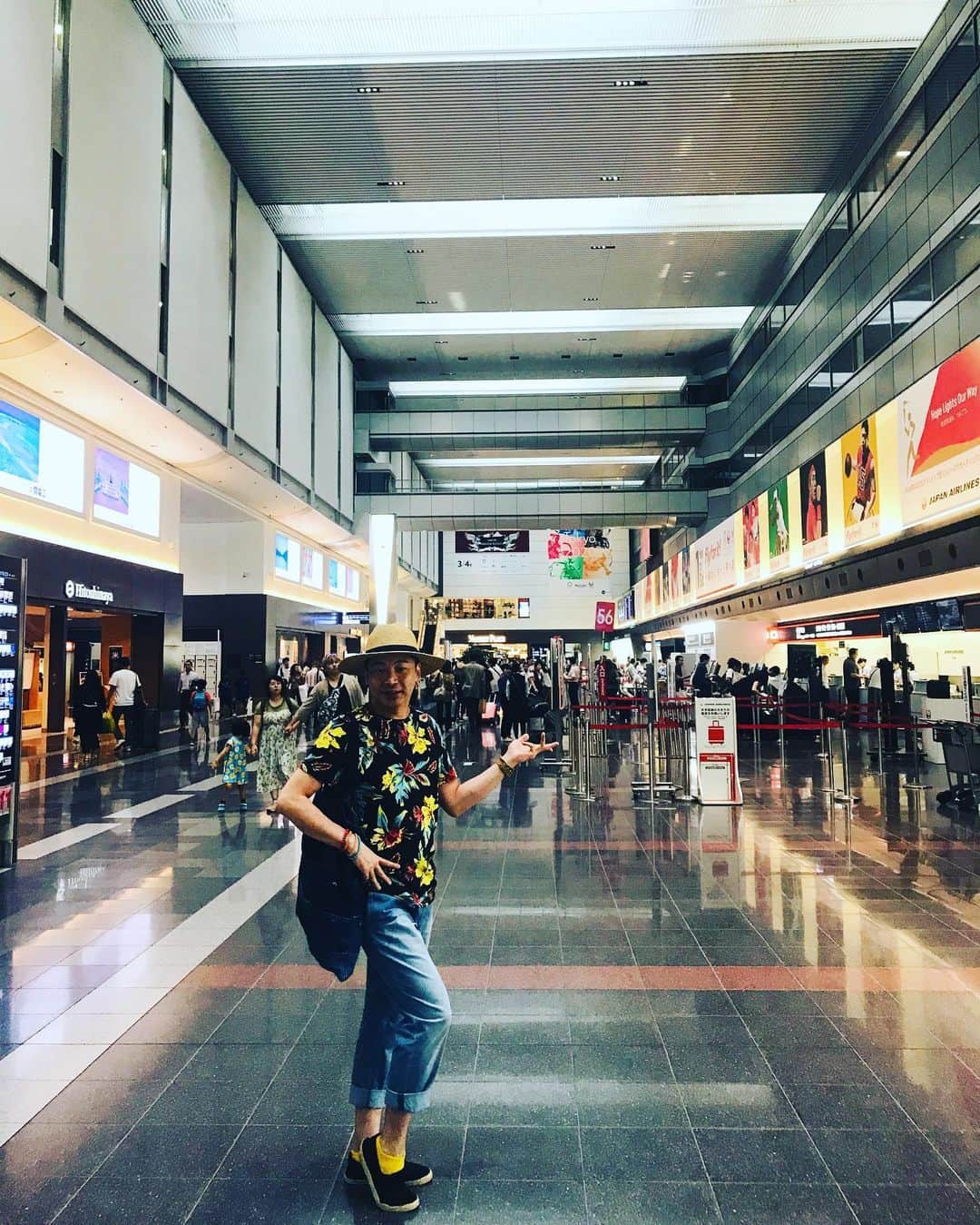 美川憲二さんのインスタグラム写真 - (美川憲二Instagram)「羽田空港よ〜✈️💨💨 これから札幌まで行ってきまーす‼️ お盆休み明けの 羽田は空き空きで良かったわ〜😃😄✌️😙 #羽田空港第1ターミナル  #これから札幌  #お盆休み明けの羽田は空き空き #行ってきます  #美川憲二  #ものまね」8月19日 16時31分 - mikawakenji