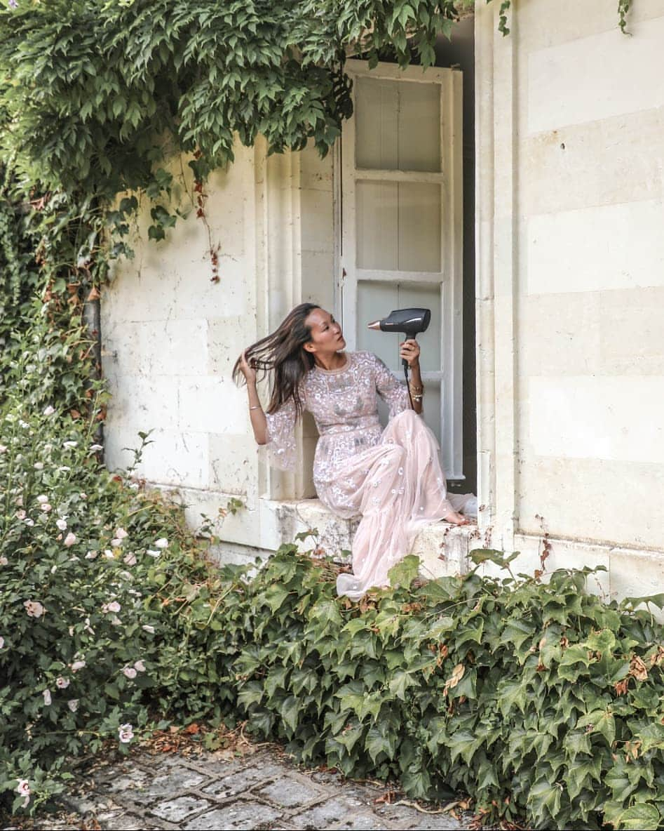 Mariko Kuoさんのインスタグラム写真 - (Mariko KuoInstagram)「AD | Getting ready for a dreamy evening in the French countryside using the new @PanasonicBeautyUK Nanoe + Double Mineral Advanced hairdryer available now from @Bootsuk.  Using an intelligent heat sensor which adjusts the dryer heat, this hairdryer cares for my hair and prevents heat damage.  I love how it also comes in a matt black finish with rose gold accent.  Tres chic! #PanasonicNA98 #LoveisintheHair #AD」8月19日 16時39分 - marikokuo