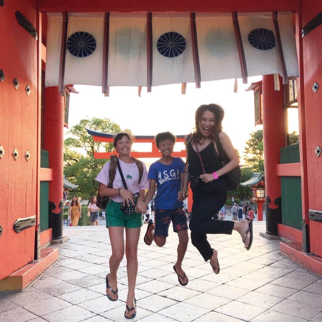 のインスタグラム：「京都出張はほぼ仕事だったから、 京都観光めっちや楽しんじゃった！笑 #fushimiinari  はずっと行ってみたかったの！ 行ったのが夕方で、頂上に辿り着く前に真っ暗になってしまい、 子供達が "ママこれやばいよ。。。"っとぼそっと。。。笑  おりてく途中で、"ガラガラガラっ" っと、扉が開く音にびっくりして、 いち早く逃げ出した息子😑 そんなんじゃ、彼女できても守れないじゃないかっ👺 しかし、その早さといったら、面白すぎました😂😂 本当は#レンタル浴衣 したかったんだけど、調べる時間なかったー！！笑  しかし本当にビーサンです。 日々、ビーサン。手作りしたこのビーサン名前忘れちゃったよー。 すっごく履きやすくて頑丈だから、みんなにも教えたいのに！ さて、まだまだ夏休みありますんでまだ遊びますよー。 だって、今年海外行けなかったんだもん✈️ #familylife#familyphotography#家族旅行#家族でお出かけ#子供とお出かけ#家族時間#たびじょ#国内旅行#ジャンプ力#jump#smile」