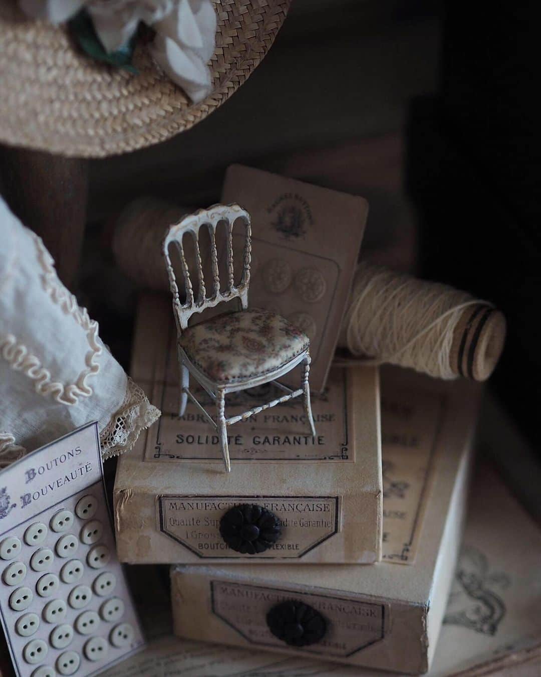 kiyomiさんのインスタグラム写真 - (kiyomiInstagram)「❤︎ original handmade miniature  size 1/12 . ミニチュア ナポレオンチェア。 アイボリーカラー。 脚のパーツの製作が とにかく大変でした😢 イベントで販売いたします。 ・ ・ ・ ・ ・ ・ ・ #ミニチュア#miniature#dollhouse #Frenchinterior #ブロカント #antique#Frenchstyle #シャビーシック#Interior #antique  #Frenchdecor#brocante #アンティーク風#brocantestyle#shabby #shabbychic #shabbychicdecor #cute#Napoleonchair #ナポレオンチェア#chair #frenchinteriors」8月19日 16時53分 - chiisanashiawase2015