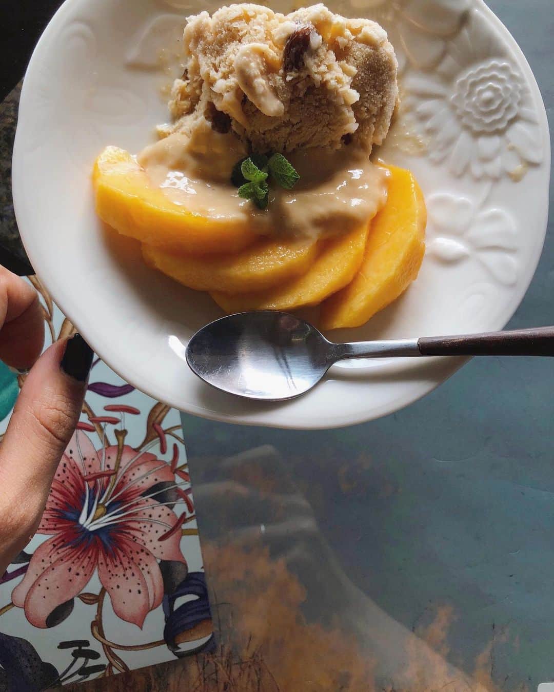 芽朗さんのインスタグラム写真 - (芽朗Instagram)「ヨーグルトと豆乳のラムレーズンアイスと桃の上には豆乳カスタード🍮🍑 両方甘みはココナッツシュガーで🥥. アイスは生クリーム不使用で作ったけれど、またもやKALDIのクリープを少し入れたらコクが出て美味しくなった🍨. もう少し滑らかに出来たら良いのだけど。🤔自宅でクリーミーなアイスを作るコツあったら是非教えて下さい🍨. #mellowfukushimacook」8月19日 16時49分 - mellowfukushima