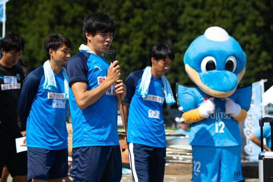 脇坂泰斗さんのインスタグラム写真 - (脇坂泰斗Instagram)「陸前高田訪問  アウェー3連戦応援ありがとうございました！  そして昨日は陸前高田に訪問！！ 僕は2回目の訪問となりました。  今回は新しく、麻生で育てたお米の苗を育てて収穫する「ふろん田」の手伝いをしました。 僕はカカシを作る手伝いとして、顔を書きました。顔の質は置いといてこれで鳥よけ出来ることを祈ります🤣  その後はサッカー教室として、子供達やご家族と交流会をしました！ 僕たち悠さんチームは3.4年生と一緒にミニゲームをしました！結果は8-11で負けてしまいましたが。。。笑  暑いのに積極的にプレーする子供達の笑顔に沢山のパワーをもらいました！  最後になりますが、今回の訪問をサポートしてくれたスタッフ、サポーターのみなさん、サッカー教室に参加してくれた方々本当にありがとうございました！！ 今回もらったパワーを残りのシーズンにぶつけたいと思います！ #frontale #陸前高田訪問」8月19日 16時59分 - yasuto_wakizaka