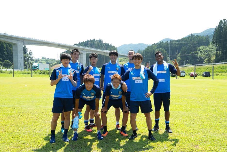 脇坂泰斗さんのインスタグラム写真 - (脇坂泰斗Instagram)「陸前高田訪問  アウェー3連戦応援ありがとうございました！  そして昨日は陸前高田に訪問！！ 僕は2回目の訪問となりました。  今回は新しく、麻生で育てたお米の苗を育てて収穫する「ふろん田」の手伝いをしました。 僕はカカシを作る手伝いとして、顔を書きました。顔の質は置いといてこれで鳥よけ出来ることを祈ります🤣  その後はサッカー教室として、子供達やご家族と交流会をしました！ 僕たち悠さんチームは3.4年生と一緒にミニゲームをしました！結果は8-11で負けてしまいましたが。。。笑  暑いのに積極的にプレーする子供達の笑顔に沢山のパワーをもらいました！  最後になりますが、今回の訪問をサポートしてくれたスタッフ、サポーターのみなさん、サッカー教室に参加してくれた方々本当にありがとうございました！！ 今回もらったパワーを残りのシーズンにぶつけたいと思います！ #frontale #陸前高田訪問」8月19日 16時59分 - yasuto_wakizaka