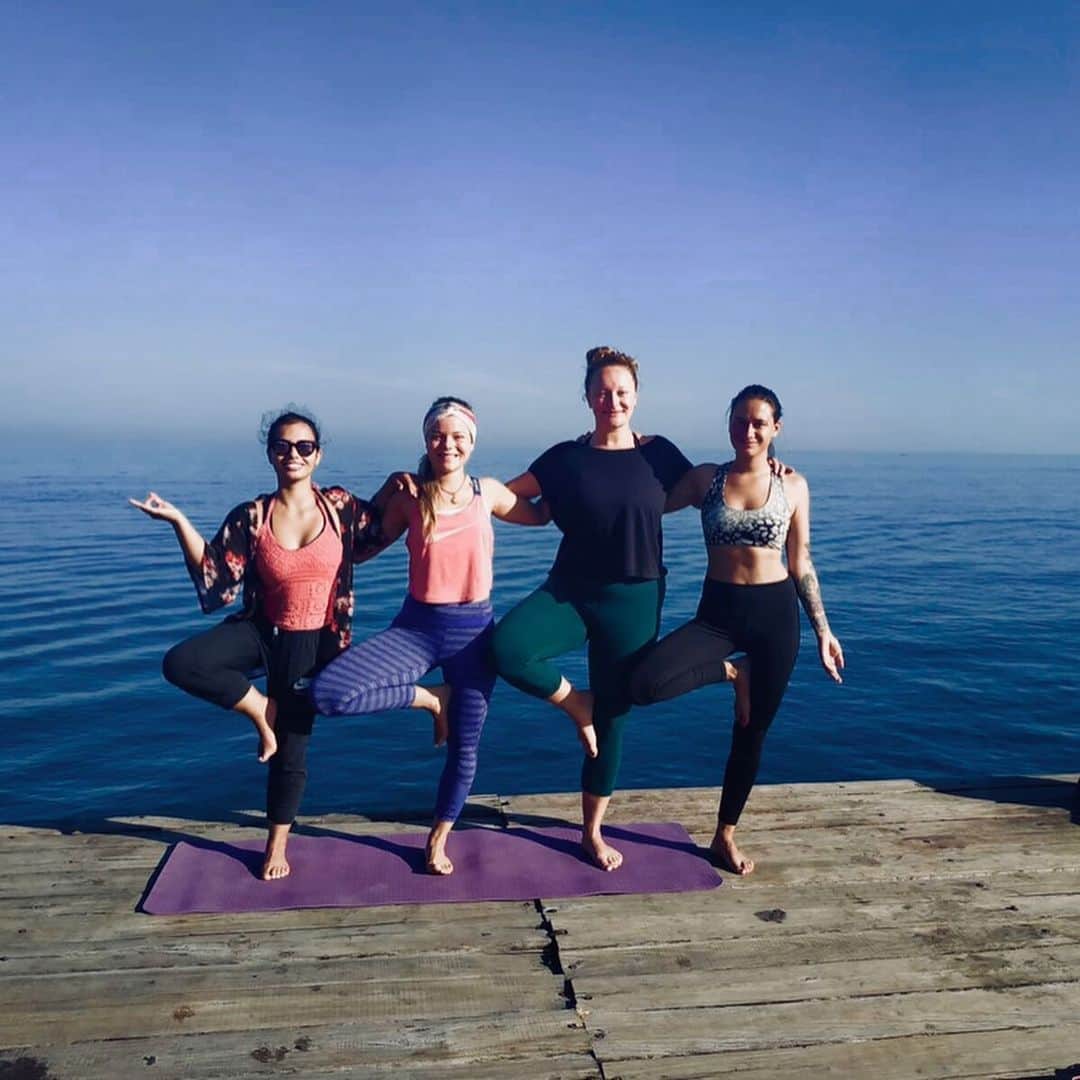 アマニ・ファンシーのインスタグラム：「Aber warum...? (Swipe) 👶🏽🙃😂 @lovinadreamhill #beautifulfriends #yoga #bali」