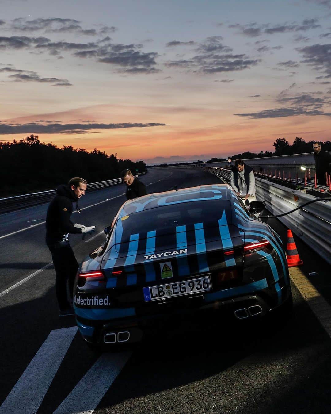 Porscheさんのインスタグラム写真 - (PorscheInstagram)「In 24 hours a pre-production Taycan covered a distance of 3,425 kilometres right before the world premiere on September 4 as part of a test at the Nardò high-speed track in Italy. With peak temperatures of 42 degrees Celsius and a track temperature of up to 54 degrees Celsius, the Taycan proved that it is a true-long distance athlete. #PorscheTaycan #Taycan #SoulElectrified」8月19日 16時59分 - porsche