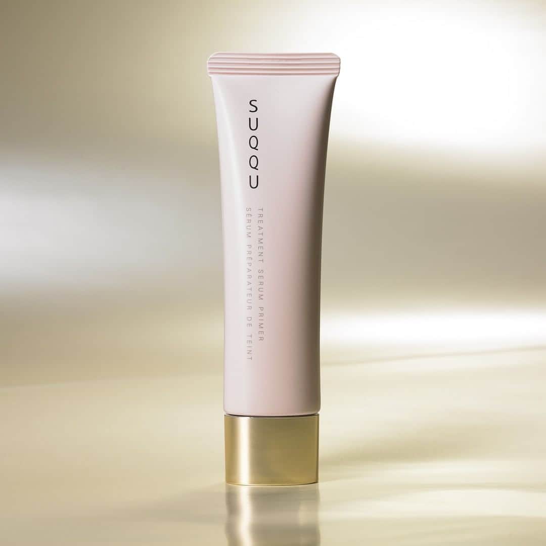 のインスタグラム：「TREATMENT SERUM PRIMER  To enhance the skin’s glow, the primer covers it with a film of moisture, giving a perfect base for your foundation.  トリートメント セラム プライマー  SUQQU エクストラ リッチ グロウ クリーム ファンデーションが叶える艶。 その仕上がりを余すことなく引き出す、新プライマーが登場しました。  晶采極潤粧前乳  追求更完美的底粧光澤， 升級晶采光艷粉霜粧效的粧前乳全新登場。  #SUQQU #スック #cosmetics #jbeauty #ベースメイク #primer」