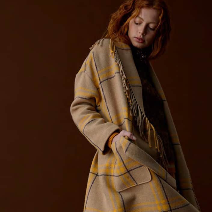 アルテアのインスタグラム：「SOONAI2019/20  #womancollection #coat #cool #fashion #exclusive #mood」