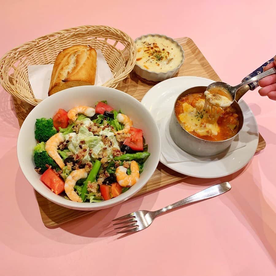 のインスタグラム：「﻿ ﻿ 栄養たっぷり💘スーパーフード『キヌア』を使ったキヌアサラダと具沢山のミネストローネが一緒になったすうぷ屋自慢のプレート✨﻿ ﻿ キヌアサラダ🥗をメインで、すうぷもグラタンも丁度いいサイズで食べられるから、ダイエット中に嬉しいプレートだね🐰🍅﻿ ﻿ すうぷのチーズがとろ〜り、美味しそう🧀💖 ガッツリも栄養満点も、豊富なメニューから好きなものを選んでみてね🍴﻿ ﻿ ﻿ ＊有機野菜サラダとすうぷのプレート　¥1,280＋tax﻿ ﻿ ﻿ ------------------------﻿ すうぷ屋﻿ 新宿ミロード　8F﻿ 11:00～23:00﻿ 03-3349-5858﻿ ------------------------﻿ ﻿ #キヌアサラダ#キヌア#サラダ#野菜大好き#野菜好き#栄養たっぷり#スーパーフード#グラタン#スープ#野菜スープ#ミネストローネ#すうぷ#具だくさん#チーズ#チーズ好き#おなかすいた#イタリアン#すうぷ屋#新宿グルメ#チーズ大好き#女子会#新宿ランチ#新宿ディナー#新宿ミロード#新宿#shinjuku#shinjukustation#tokyoshopping」