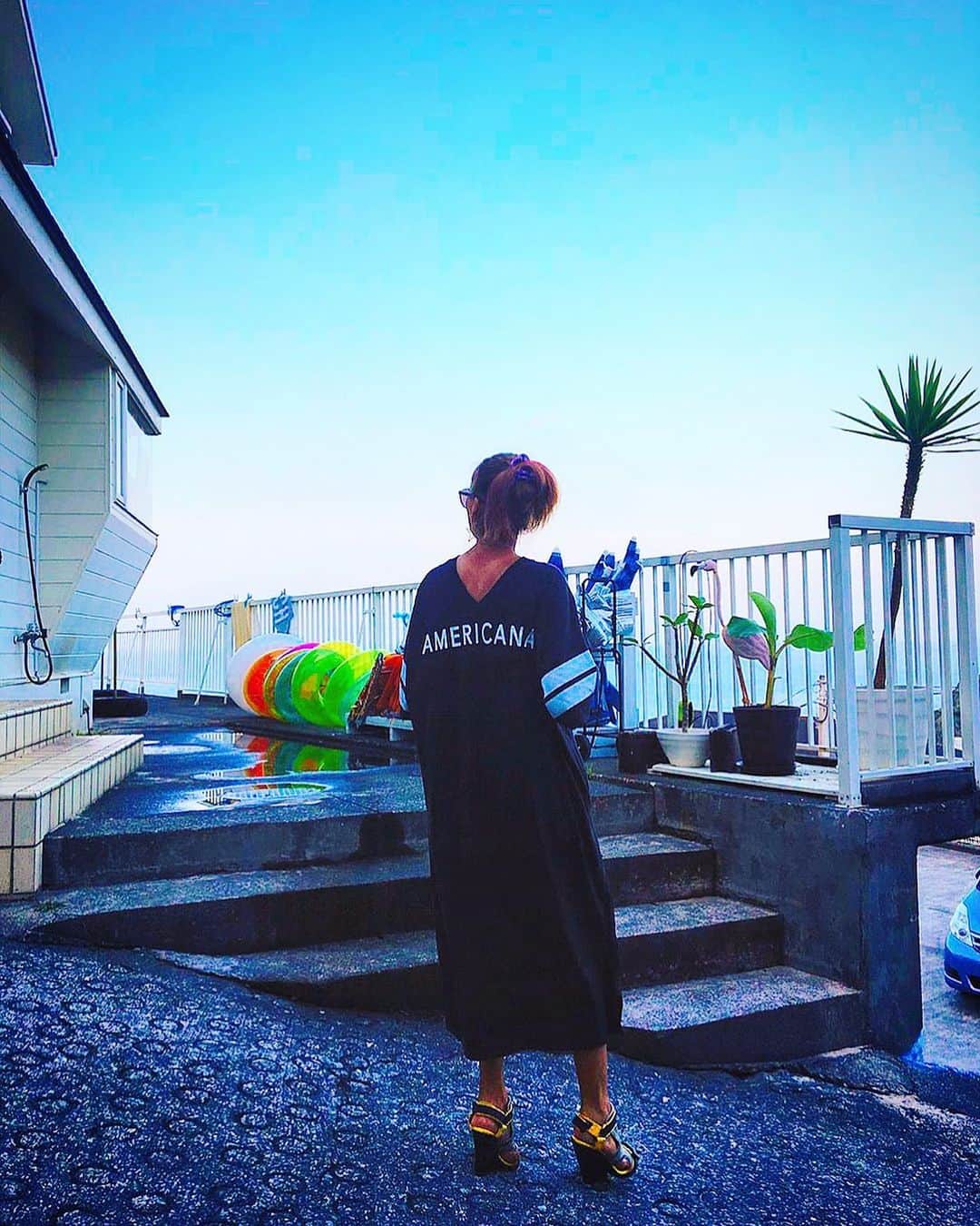 のインスタグラム：「IZU SUNSET🏖🌴 こちらも実は地元で弟に買ってもらったお洋服♪ 気に入りすぎて最近こればっかw でもいいの。好きなものは毎日着たい派🤞😉💯 (服がないだけ) 毎日着すぎて酸っぱくなってきた🧖🏽‍♂️㊙︎ #japan#shizuoka#izu#shirahama#beach#summer#sunset#suntan#americana#diesel#ootd#静岡#伊豆#下田#白浜#白浜海岸#日焼け#ワンピ#アメリカーナ#ギャル#35歳#またまた弟に服を買ってもらう#今日から仕事頑張ろう！(爆睡」