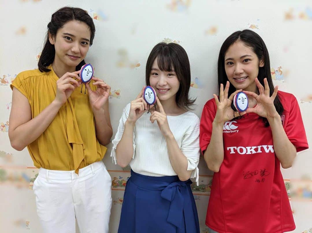 南端まいなのインスタグラム：「6話の撮影の時に、菅平のお土産をプレゼントしました！✨ たかはらかんぺいをお渡ししました😌 喜んでいただけてよかったです！ たかはらかんぺいもなんだか嬉しそう😌  #ノーサイドゲーム #山崎紘菜 さん #阿部純子 さん #たかはらかんぺい #高原菅平」