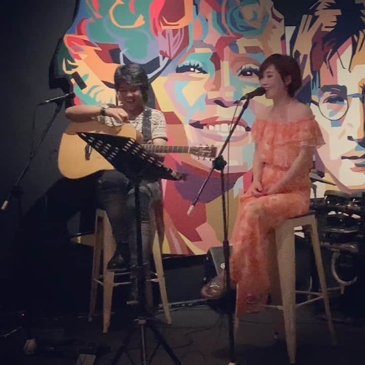 Karinのインスタグラム：「ジャカルタ〜Vol.2〜 ミュージックカフェやパブで歌いました🎤  Metro Bar in ジャカルタ🎵 Can't take my eyes off you✨ #ジャカルタ #jakarta #バリ #bali #インドネシア #indonesia #パブ #シンガー #シンガーソングライター #音楽 #音楽好きな人と繋がりたい #ライブ #写真 #photo #music #ilovemusic #livemusicphotography #musicgram #karin #singer #singersongwriter」