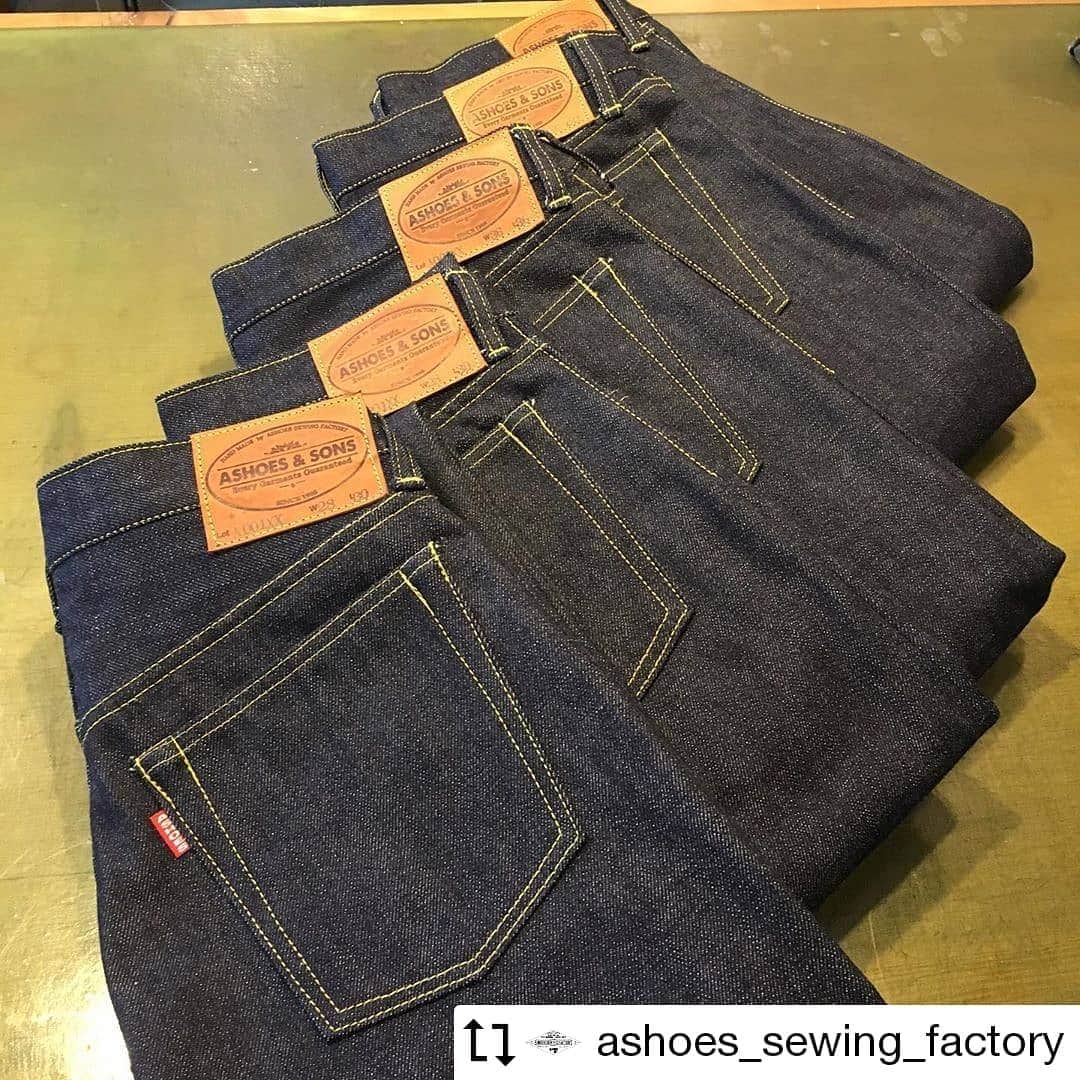 select shop「ASHOES」 SHOP STAFFのインスタグラム：「#Repost @ashoes_sewing_factory Made by @Image.Downloader · · · · オリジナルジーンズ A001XX。  売り切れてしまったサイズを作りフルサイズ揃っております。  2〜3枚目は約8ヶ月履いた経年の状態です。 ーーーーーーーー 裁断からやっていますので、シルエットにご希望があればセミオーダーも可能です。 ーーーーーーーー  #ハンドメイド #デニム #ジーンズ #シルエット変更 #リメイク #デニムリペア #ジーンズ修理 #デニム修理 #サイズ変更 #幅出し #handmade #ashoes #亜洲'S #さいたま #大宮 #裾上げ #チェーンステッチ #お直し #リペア #穴埋め #シンガーミシン #ユニオンスペシャル #unionspecial43200g」