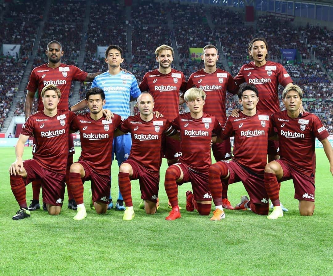 酒井高徳のインスタグラム：「Victory!!!✌️⚽️ ヴィッセル神戸のファン、サポーターの皆さんご挨拶遅れてしまってすいません！ 土曜日のホームゲームでデビュー試合を勝利出来て良かったです！ まだ一試合、満足せずチームとして続けられるように頑張ります！ また応援宜しくお願いします！  #ヴィッセル神戸 #勝利 #デビュー #継続 #次も頑張ります #イニエスタさん #うますぎました #蛍さん #ゴール落ち着きすぎ」