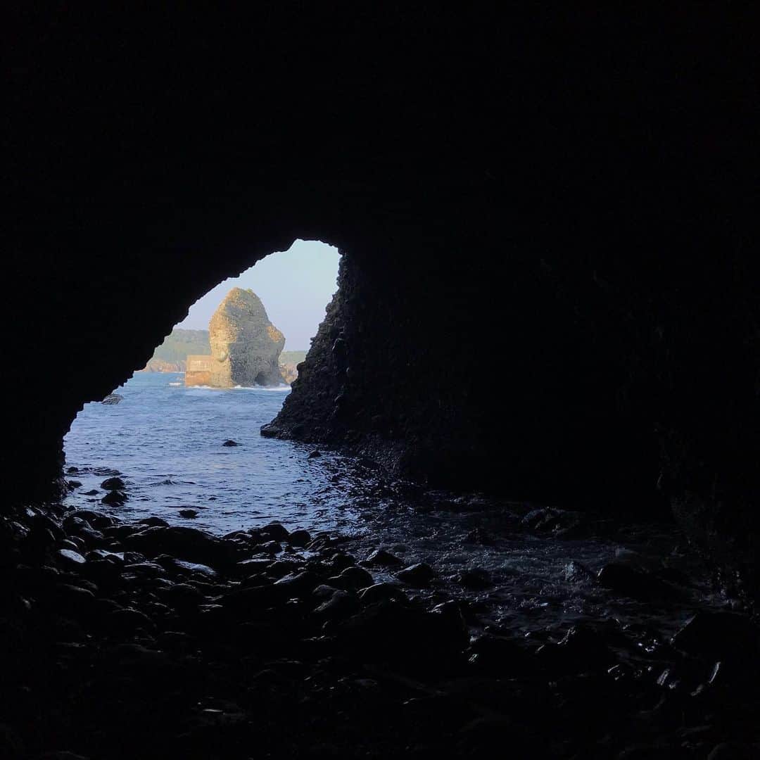 レジャーフィッシングさんのインスタグラム写真 - (レジャーフィッシングInstagram)「島根県浜田市にある、石見畳ケ浦へのトンネル内部にて。 外が見えます。こういうのも釣りに行く楽しみです(^-^) #島根県 #浜田市 #トンネル抜けるとスゲー景観なので一回行ってみてください #トンネル内はヒヤリとして #ちょっとホラーな感じ」8月19日 17時07分 - leisurefishing