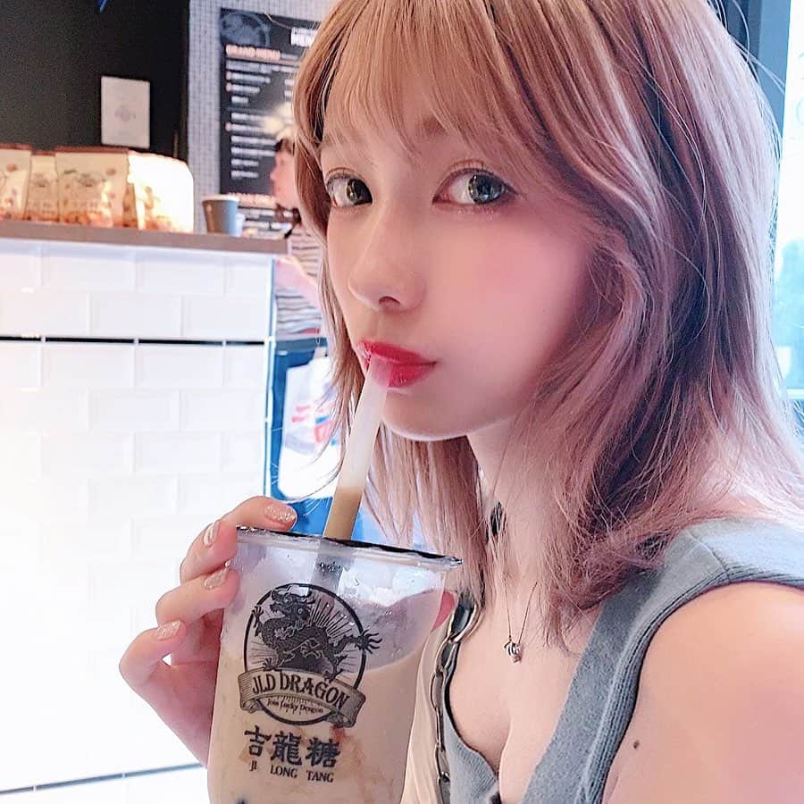 のインスタグラム：「不意打ち😏😏😏 . 飲んだことないタピオカあると買ってしまう。ほうじ茶タピオカラテにしたけど個人的にはchatimeのほうじ茶タピオカの方が好きでした🥺💜 . . #吉龍糖 #タピオカ好き #母カメラ📷 #一緒に並んでくれるタイプ？」