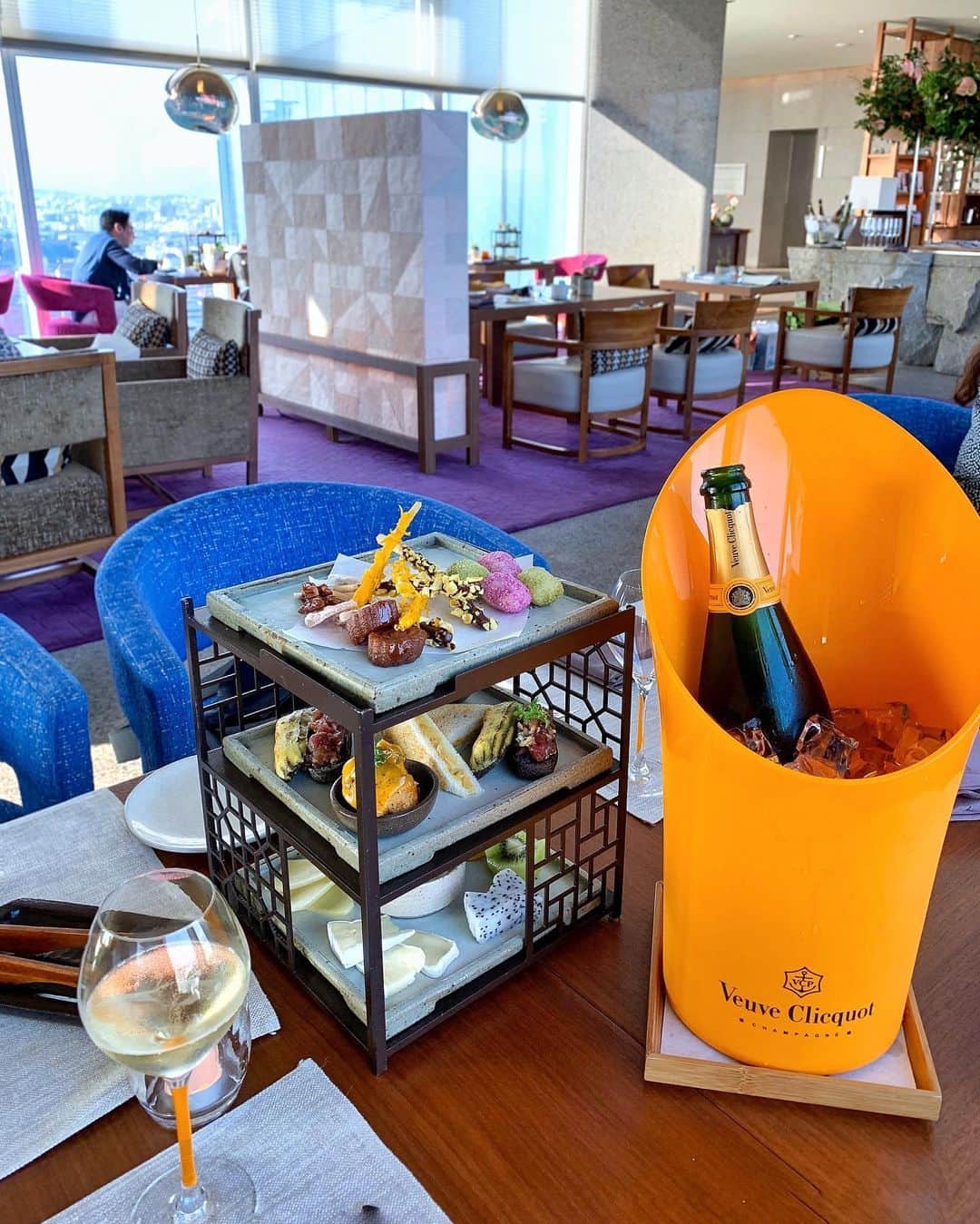 のインスタグラム：「Afternoon tea and champagne @parkhyatt with my lovely girls.  Would you like to join me?  지인들과 에프터눈티 대신 샴페인 빙수 데이트~~ 같이 하실래요? 🍾🥂🍰🍡🧁」
