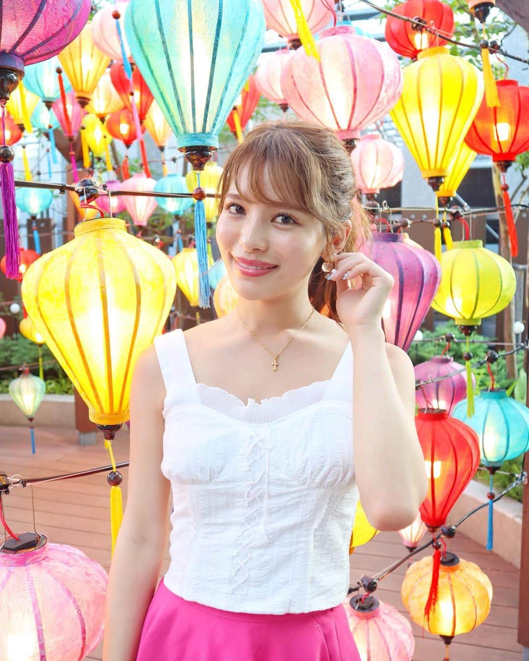のインスタグラム：「﻿ 夏はナチュラルメイクっ💄✨﻿ ランタンナイト外側も綺麗だった😍﻿ ﻿ ﻿ この日使ってるカラコンは﻿ フォーリンアイズのミニナチュラルブラウン💕﻿ ﻿ ﻿ かなり珍しい国産のカラコンなの🇯🇵﻿ ミニナチュラルブラウンは縁がドットで﻿ 着色直径は11.6mmで小さめ！﻿ ﻿ だからぱっと見裸眼みたいだけど﻿ ちょっといつもと違うかも？って﻿ 思えるくらいのバレずに自然に盛れるので﻿ 厳しい職場や学校でも分かりにくいんじゃないかな？🏫﻿ 1ヶ月タイプなのでコスパもいいです🙆‍♀️﻿ ﻿ ﻿ 久しぶりに小さいサイズをつけたけど﻿ 黒目がち！なかんじよりも抜け感が出て﻿ 頑張りすぎてない雰囲気がいいなって思った🥰﻿ 幅広い年代の方におすすめです💚﻿ ﻿ ﻿ #フォーリンアイズ#日本製カラコン#カラコン#カラーコンタクト#ランタンナイト#ランタン﻿ @fallineyez﻿」
