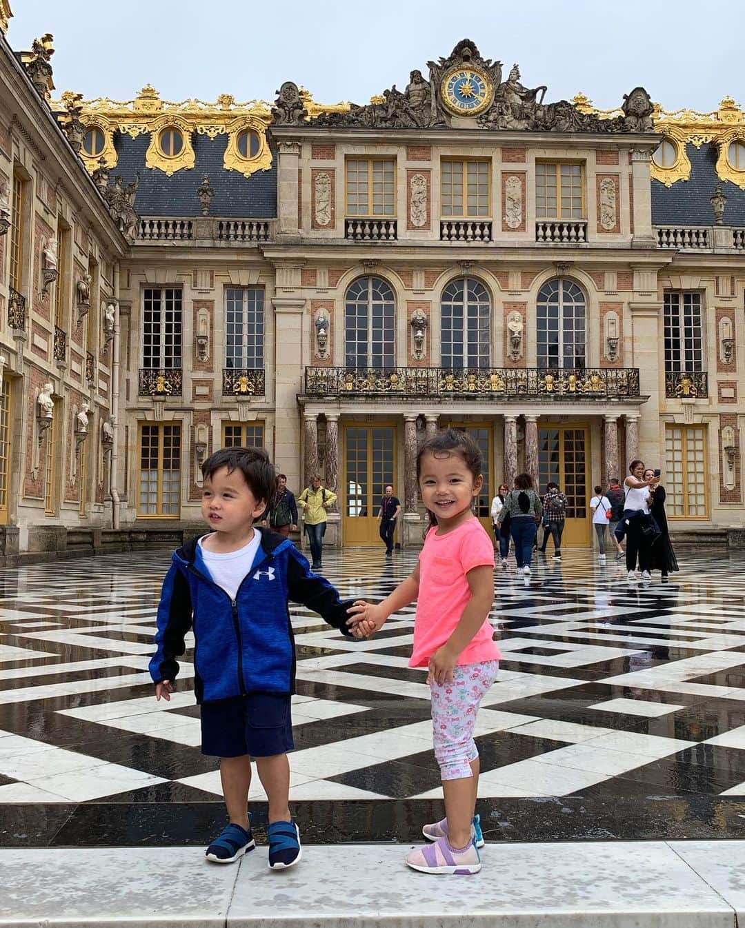 エリナ シルカさんのインスタグラム写真 - (エリナ シルカInstagram)「Palace of Versailles  ベルサイユ宮殿は大雨だったし、双子はグダグダだったけど、 中がすごすぎて感動しました👸🤴 * * * * #france #summerholiday #paris #palaceofversailles #momlife #twinmom #boygirltwins #twinmom #toddlertravel #ベルサイユ宮殿 #フランス #パリ #子連れ旅行 #双子 #双子育児 #双子ママ #2歳10ヶ月」8月19日 17時13分 - laura_elina_ymd