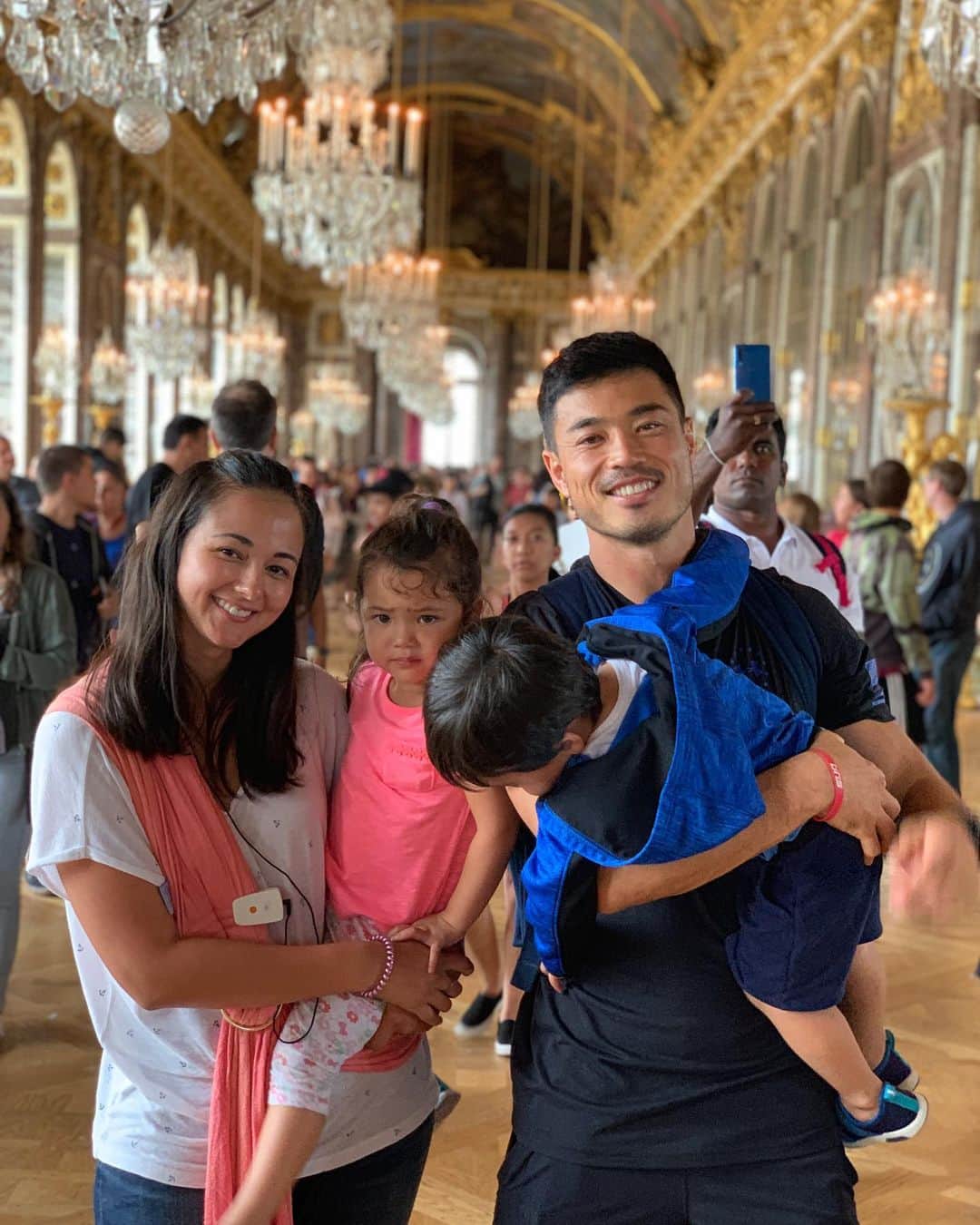 のインスタグラム：「Palace of Versailles  ベルサイユ宮殿は大雨だったし、双子はグダグダだったけど、 中がすごすぎて感動しました👸🤴 * * * * #france #summerholiday #paris #palaceofversailles #momlife #twinmom #boygirltwins #twinmom #toddlertravel #ベルサイユ宮殿 #フランス #パリ #子連れ旅行 #双子 #双子育児 #双子ママ #2歳10ヶ月」