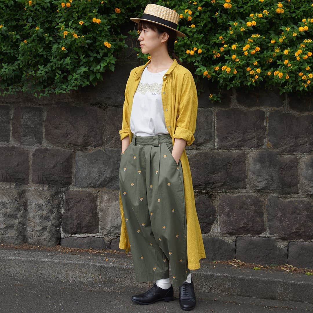 marbleSUD(マーブルシュッド) のインスタグラム：「夕方になると少しずつですが、秋の気配を感じる今日この頃。秋冬の新作でちょっと季節を先取りした、秋色コーディネートをご紹介。レース地のシャツワンピの下には定番シルエットのTシャツをイン。 ・ 暑い時はTシャツスタイルにさっとチェンジ！今からお楽しみいただける優秀なスタイリングです。 ・ #marblesud #マーブルシュッド #新作 #秋 #new #大人カジュアル #大人コーデ #ファッション #coordinate #marbleSUDコーデ」