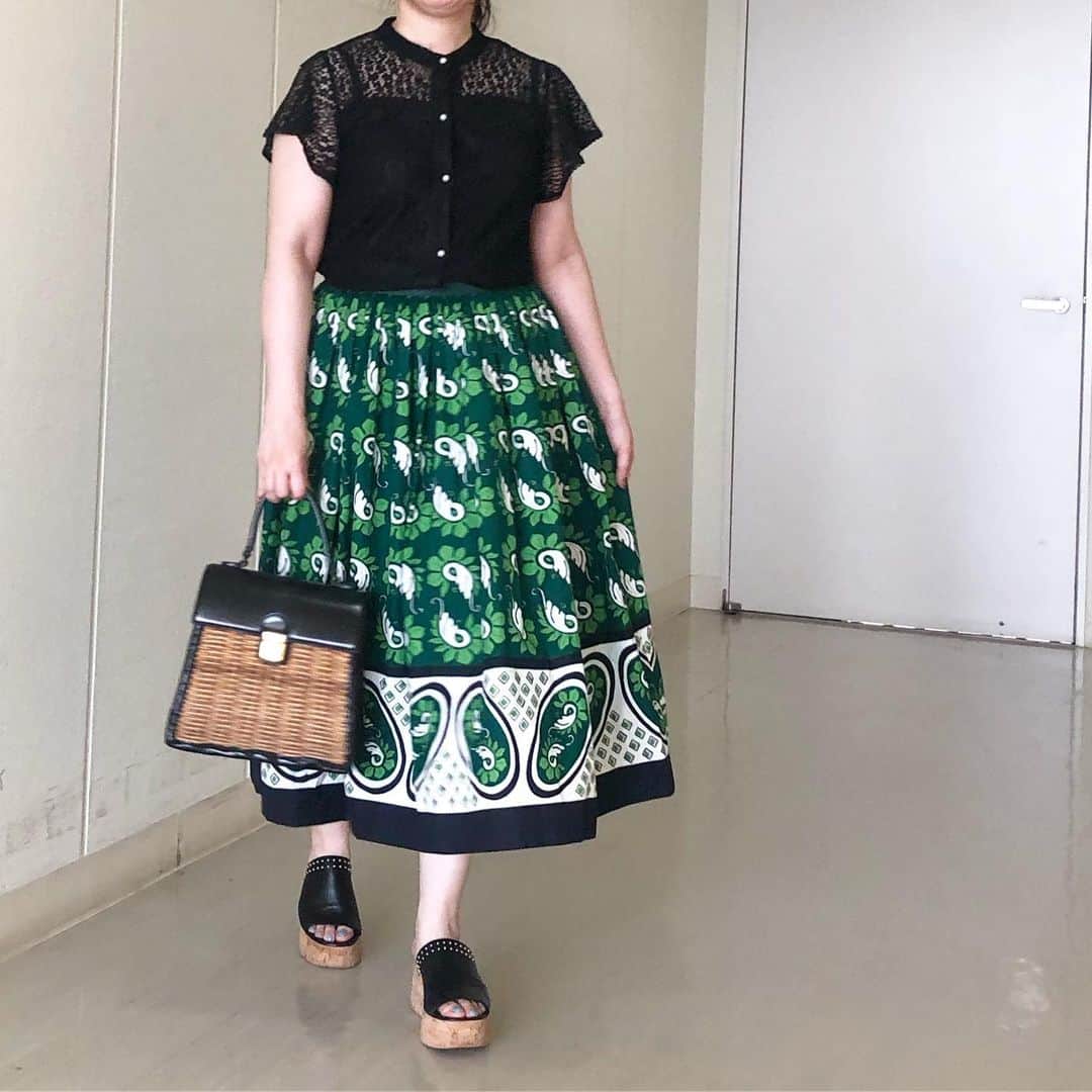 kawakami momokoさんのインスタグラム写真 - (kawakami momokoInstagram)「事件です。。。 スカートがきつすぎて 息ができません。。。 トップス #ボンジュールサガン #bonjoursagan  今日20時発売。これ、おデブも安心❤️ スカート #drawer #ドゥロワー  バッグ #ebagos #エバゴス 靴 #jandmdavidson  #おデブにインは辛い #アウトだけで生きていきたい #ワンピに頼るとこうなる #痩せなければと今日も思う」8月19日 17時18分 - momoko.kawakami.29