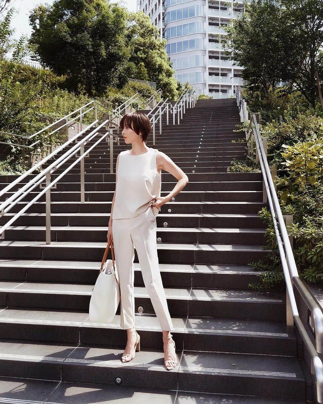 ソンイのインスタグラム：「今日は大人上品にセットアップのパンツスタイルに🌿🎐 前に @ambientofficial の2019AW LOOK撮影をした時に気に入ってそのままオーダーしたお洋服なんだぁ🌹 優しいアイボリーカラーと上質な素材感が大人っぽくて、ヒールと合わせてレディーに着るのが好き💎 トップスのバックスタイルはレース切り替えになってるからデートやpartyにもいいなぁ🥰 ママさんにはキチッとした学校行事とかにもオススメです☺️✍🏻💗 #私服 #ambient_official #アンビエント #ママコーデ」