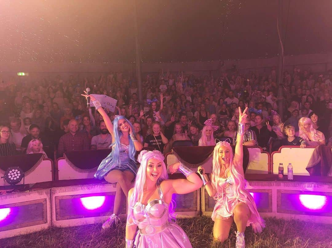 ドリー・スタイルさんのインスタグラム写真 - (ドリー・スタイルInstagram)「TUSEN TACK ÄLSKADE UDDEVALLA!!!!!😍 Wow vilken magisk dag vi hade hos er igår. Kärlek, värme, dans och sång!🥰 Hoppas vi ses snart igen 💗💙💜 #dollystyle #dollystylecircustour」8月19日 17時25分 - dollystyle