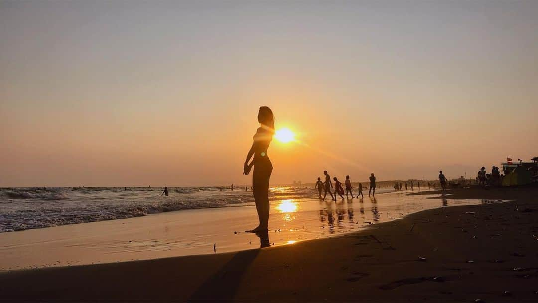 斉藤瑞季さんのインスタグラム写真 - (斉藤瑞季Instagram)「🏖🌇☀️🌊 #sunset #sunsetbeach #sunset_pics #summervacation #sea #siswimsuit #japanesegirls」8月19日 17時26分 - mii_maricoco