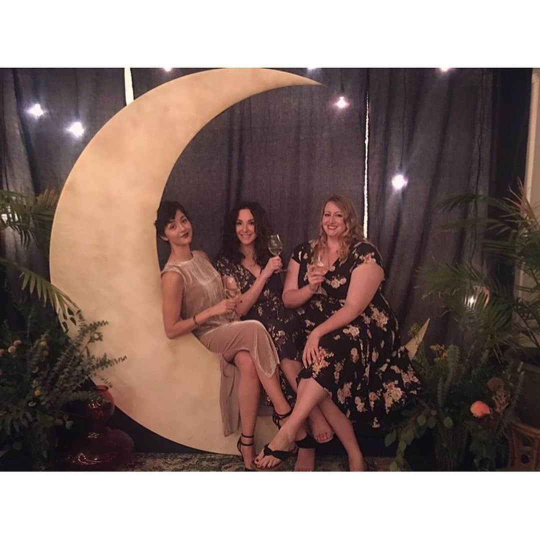 ケイティー・フィンドレーさんのインスタグラム写真 - (ケイティー・フィンドレーInstagram)「hot folks, hot wedding, hot moon, cold alien 🌕💫 @brynnpeebles @alannahbrittany @chey.nan.igans @jasonandashow」8月19日 17時36分 - katicatronica