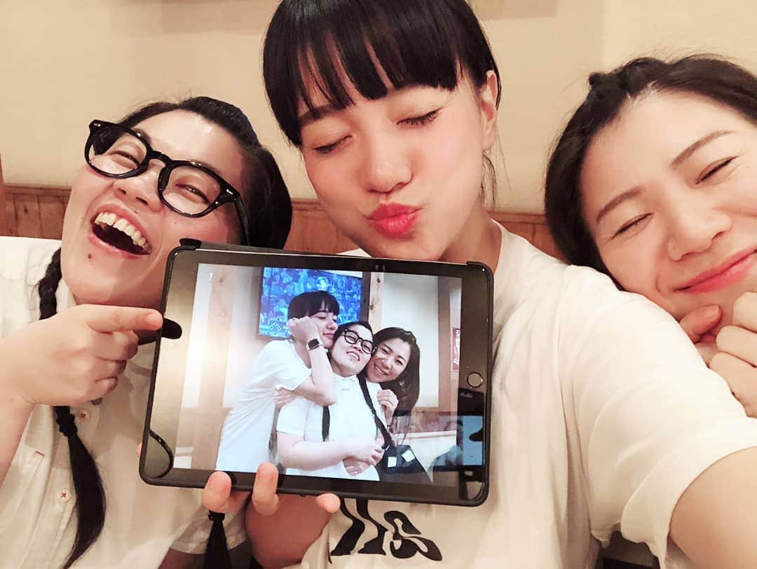 服部ひで子のインスタグラム：「なんか良い写真😊✨ いよいよ、 吉本新喜劇ィズの ワンマンライブが迫ってまいりました！！！ ⚫9/3(火) 『吉本新喜劇ィズ❤ワンマンライブ』 ～どの曲をコヤソニでやったらいいか みんなで考えるパティーンのライブ…ウッス！～ 🕗20時開演(22時終演予定) 【大阪】京橋ベロニカ ￥2０００  ワンマンライブということで、 MCに、今別府直之兄さんをお迎えし、爆乳三姉妹の、変なshowもあります～(*^。^*)！ 更には、 出来たてほやほやの♡オリジナル新曲を初披露させていただきます～‼‼‼ ありがたいことに、 チケットが僅かとなってまいりました。 是非、沢山の方々に来ていただきたいので、宜しくお願いします。  チケットの お取り置きもさせていただいておりますので、お気軽にコメントください。 お待ちしております(*^。^*)！ #吉本新喜劇ィズ  #サナ 🎹 #爆乳三姉妹 #オカチチ #ヒデチチ 🎙️」