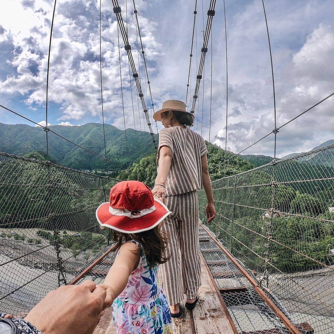 ピーチ・アビエーションさんのインスタグラム写真 - (ピーチ・アビエーションInstagram)「日本有数の長さを誇る奈良の観光スポット #谷瀬の吊り橋 その長さは、なんと全長297メートル❗️ . 歩くたびにゆらゆらと揺れる吊り橋はスリル満点！ まるで空中を歩いているかのよう😳 . ちなみに橋の下にはキャンプ場もあるんですよ♪ 川遊びやバーベキューをして、夏を満喫するのも良いですね👍✨ . . . . . . . . . . . . . . . . . . . . . . . . . . . . . . . . . . . . . Place▶ #奈良 #十津川村 Photo by▶ @chichifusion OOKINI!! . . . . . . . . . . . . . . . . . . . . . . . . . . . . . . . . . . . . Peachでは各就航地で撮影された皆さまのお写真をInstagramでご紹介させていただいています。 #fly_peach をつけて投稿してください✨ . #fly_peach #つり橋 #奈良旅行 #奈良観光 #絶景スポット #人気スポット #子連れ旅 #令和最初の夏 #2019夏 #narajapan #naratrip」8月19日 17時30分 - flypeach