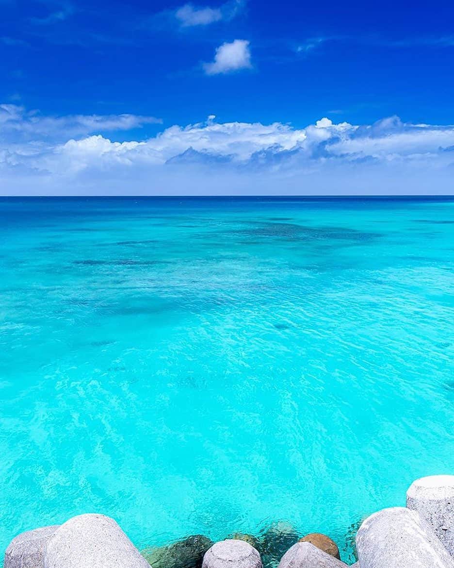 Be.okinawaさんのインスタグラム写真 - (Be.okinawaInstagram)「Feeling refreshed just imagining the dive into Hatoma's magnificent emerald blue ocean. This small island only takes an hour to walk around! 📷:@kaori_bani  #hatomaisland #yaeyamaislands #鳩間島 #八重山諸島 #하토마섬 #야에야마제도 #鳩間ブルー #海 #hatomablue #sea #beokinawa #visitokinawa」8月19日 17時31分 - visitokinawajapan