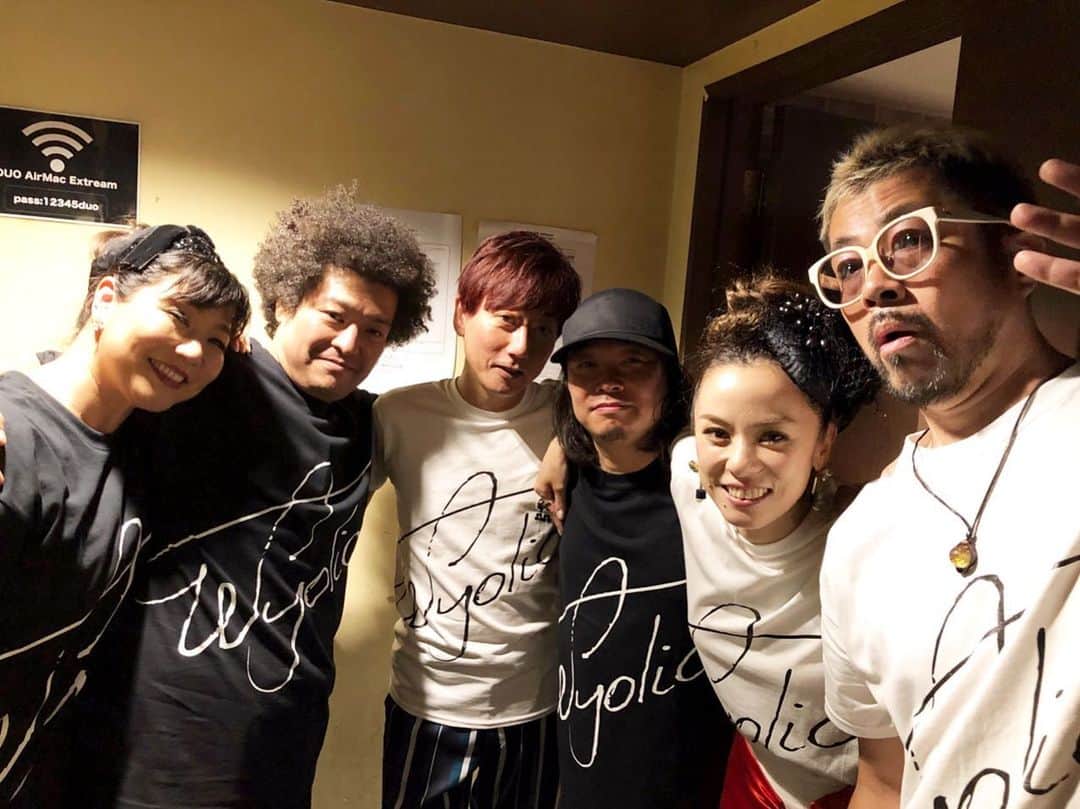 azumiのインスタグラム：「昨夜のwyolica20周年&再結成ライブにお越しいただいた皆様、本当にありがとうございました。ステージに立った瞬間、皆さんから、飲み込まれそうなほどのエネルギーを感じました。震えた。「終わらないで欲しい」とこんなにも強く思ったライブは生まれて初めてです。待っていてくださった皆さん、本当にありがとうございました。次は大阪です！私たちがとても大切にしているアコースティックセットで参ります！ #wyolica #ワイヨリカ」