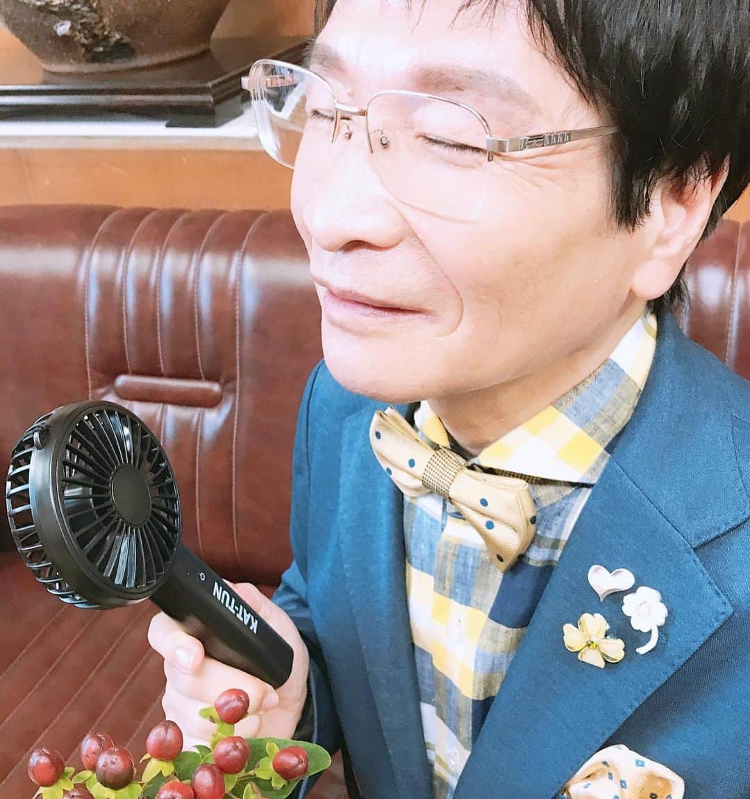 尾木直樹さんのインスタグラム写真 - (尾木直樹Instagram)「今日は一日屋外でロケでした☀️楽屋に戻ってホッと一息。KAT−TUNのミニ扇風機が大活躍でしたよー🌈💯‼️💜 #kattun #kattunlivetour2019ignite #ミニ扇風機 #大活躍 #猛暑 #炎天下 #ハイフン #必需品 #涼しい #意外と #パワフル #ツアーグッズ #ハンディファン #中丸雄一 #亀梨和也 #上田竜也」8月19日 17時33分 - oginaoki_ogimama