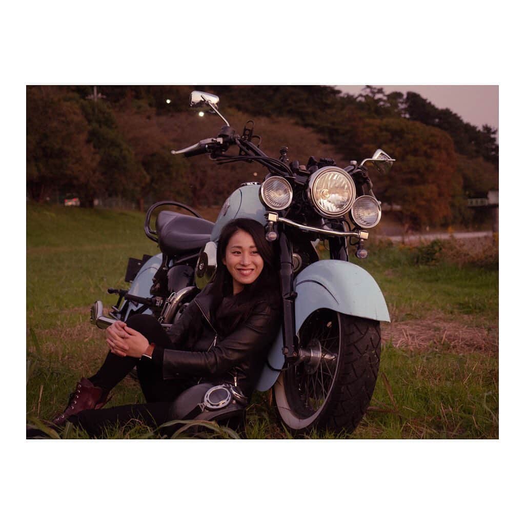宇田恵菜さんのインスタグラム写真 - (宇田恵菜Instagram)「819 = bike day. 今日は日本中のライダーがとりあえず写真をあげるぞ！バイクに乗るぞ！な日の #バイクの日  私もなんと今年でバイクの免許取得して10年らしく、よくも無事故でやってこれたな。と。 それもこれも、このクラシカルな相棒のおかげ。むしろ馬力ないところとか愛おしいわ。 この写真みるだけで、イザベラとの6年2ヶ月、ほんまにいまにもイザベラが私に喋ってくれそうやん。なんて美しいんやろ、なんて素敵な相棒なんやろ‼️‼️‼️‼️ (若干言葉が、ワーニャ伯父さんにひっぱられてる) とりあえず誕生日あたりまではロングで乗ってあげれんけど、今年のB.Dツーリングは、ロングで考えてるけん、待ってね！！！！ほんまに‼️‼️‼️‼️ ———— 真面目に言うと、バイクのお仕事をしている人て、目的が皆色々あると思うんですね。私のバイクに乗って、ライダーやライダー以外の方に伝えていきたいのが、【無理のない運転、自分だけでない、家で待ってる人、家族、友達の顔を思い出そう】 てゆうところなんです。 真っ直ぐな道、峠、海の道、本当にバイク乗ってると楽しくて、相棒と限界突破したくなると思うんやけど、考えて欲しい。もしなんかあったら、悲しむ人は絶対おる。てこと。不可抗力は仕方ないけど、自分で気をつけることはできます。 ライダーにとっては、普通のことでも、乗らない人には迷惑な事もあります。 最高の相棒と楽しく笑顔で乗るために、少しでいーけん過信せず安全運転してほしいです‼️ 私ももちろん、しっかり頑張ってきます！！！！！ ライダーの皆さんも、最高のバイクライフを！ そしてバイクに興味ある方は是非、 #恵菜バイク みて、バイクの楽しさを知って欲しいです🤗✨ ------------------------- #motorbike #motorcycle #drifter #vulcan #mybike #ridding #womanrider #vulcandrifter #kawasaki #rider #バイク #バルカン #ドリフター #イザベラ #女性ライダー #バイカー #マイバイク  #kawasakivulcan #kawasakigirl #バルカンドリフター  #えなイズム #ソロツーリング #バイク女子 #カワサキ女子 #バイク好き #バイク納車」8月19日 17時33分 - ena2727