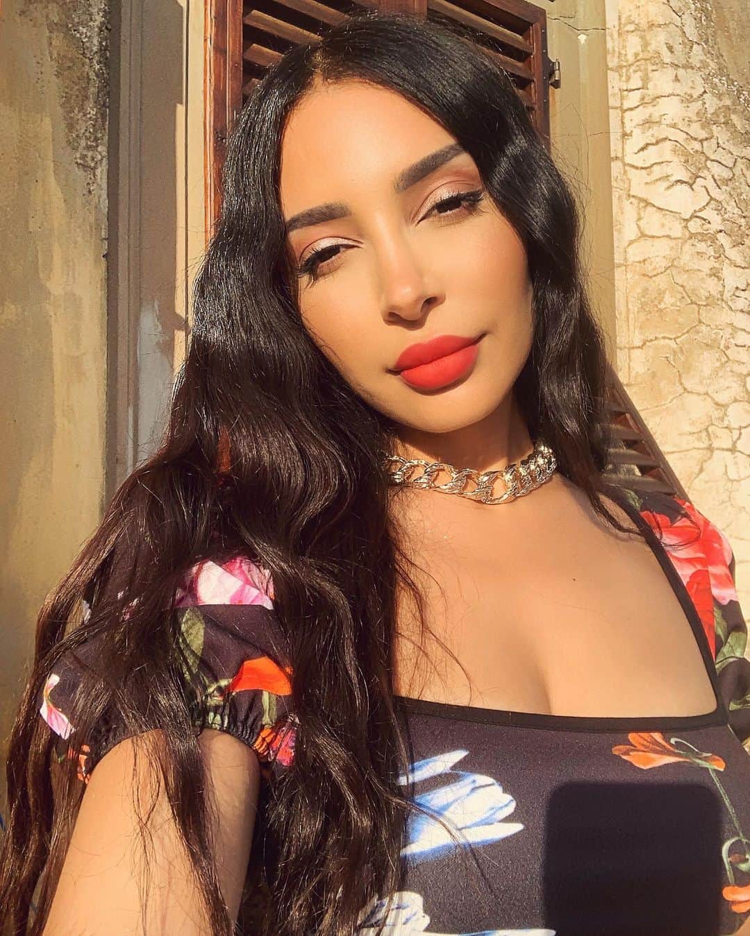 sananasのインスタグラム：「Ravishing Red 💄Je vous envoie des good vibes pour cette nouvelle journée 😘🌹 . #RedLips #GoodMorning #Nars25 #Florence」