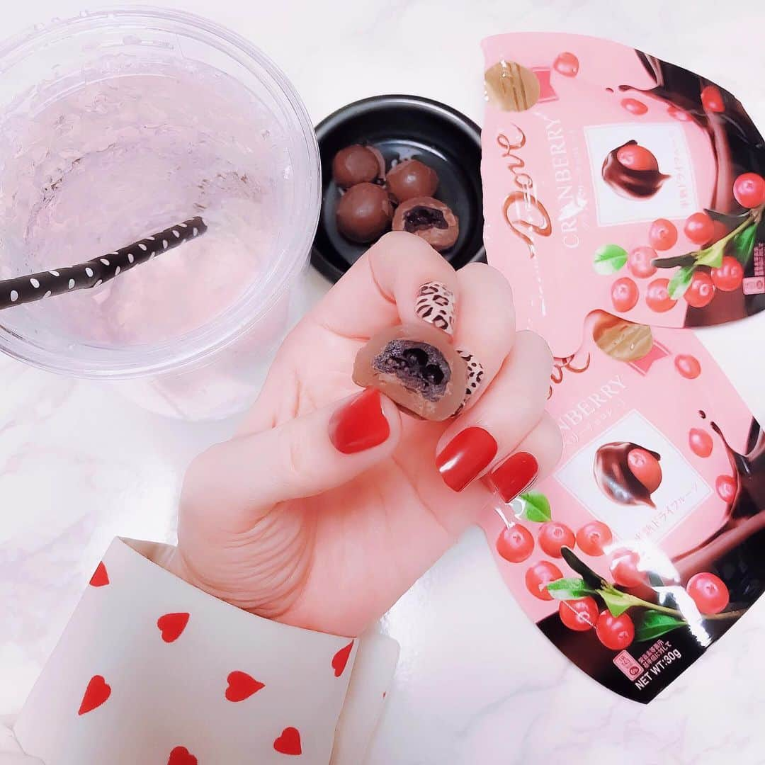 atmmyさんのインスタグラム写真 - (atmmyInstagram)「今日のおやつチョコは…♪ ﻿ ﻿ DOVEチョコ♪ これ100％リアルフルーツ入りで、﻿クランベリーが丸ごと入っているから、ジューシーでクセになる半熟フルーツの噛み心地がたまらない❤️ ﻿ ﻿ パッケージもジップ付きで可愛くリニューアルしてて、友達とシェアするのに丁度よろしい♪﻿ ﻿ 一部取り扱いがない店舗もあるけど、ローソンやファミリーマートで買えるみたいだから探してみてね🥳﻿ ﻿ ﻿ #DOVETMクランベリー﻿ #ダブ #100パーセントリアルフルーツチョコ﻿ #チョコレート #今日のおやつ #チョコ  #ドライフルーツ ﻿#クランベリー  #100パーセントリアルフルーツチョコ #半熟 #リアルフルーツ﻿ #PR #マースジャパン﻿」8月19日 17時45分 - atmmy