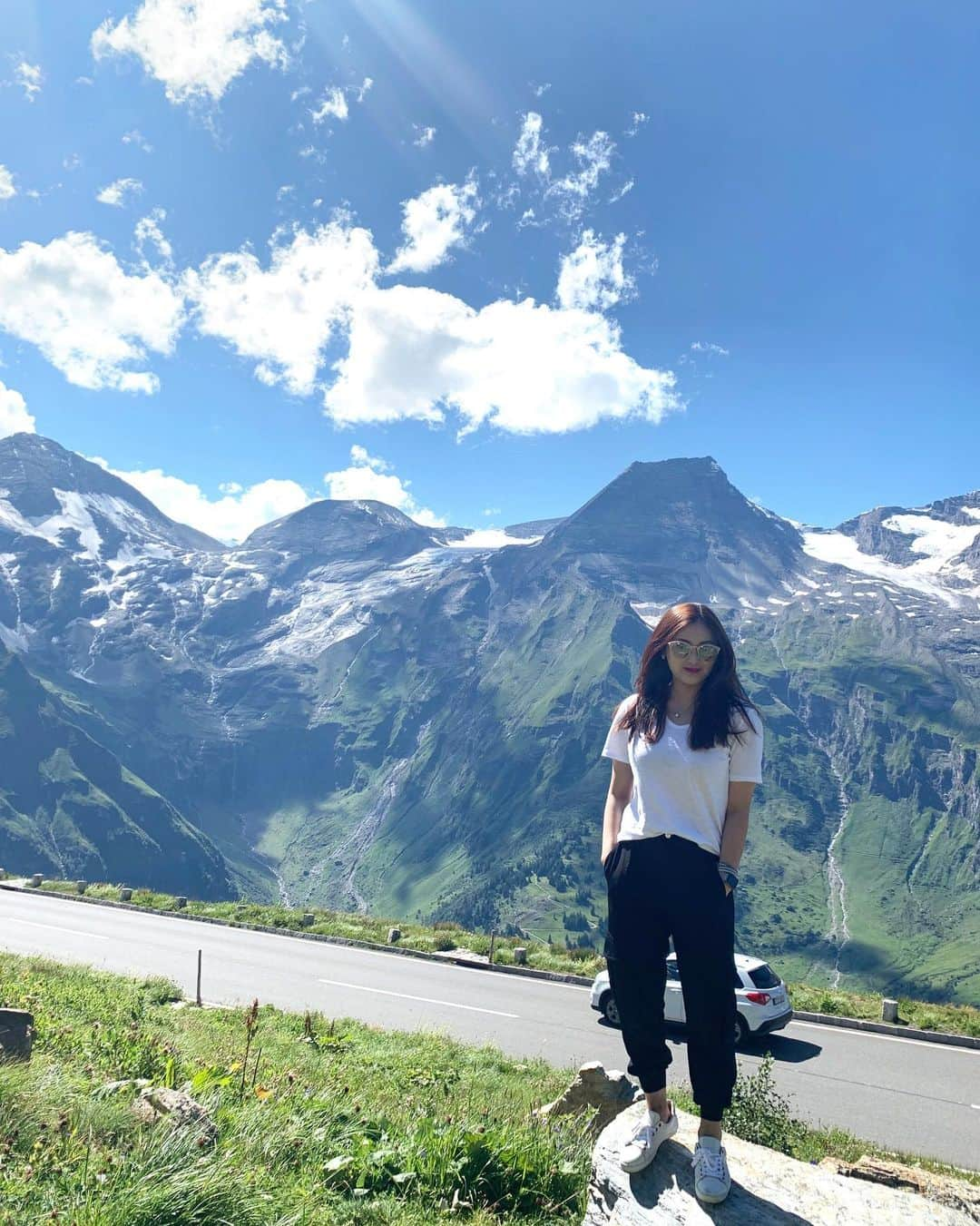 イ・ホジュンさんのインスタグラム写真 - (イ・ホジュンInstagram)「🏔🇦🇹 #Austria #naturelovers #naturephotography . 믿기 힘든 어제의 광경 대자연 앞에서 한없이 작아지는 우리들. . . #유럽 #유럽여행 #여행스타그램 #할슈타트 #잘츠부르크 #우정여행 #뮌헨 #독일 #오스트리아 #우정스타그램 #개강이다가온다 #행복 #힘 #힘내자 #europe #münchen #marienplatz #germany  #friendshipgoals💕 #pretzel #nature #mountain #sky . . #loveyourself #lovemyself #peace 💜」8月19日 17時41分 - 315hojung