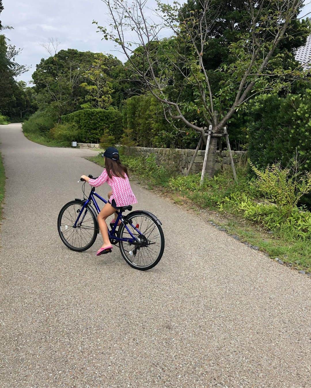 吉原珠央さんのインスタグラム写真 - (吉原珠央Instagram)「娘と♫ プールにサイクリングにと^_^ 色々なことを話せるようになって、嬉しい日々。7歳女子から的確なアドバイスをもらうことも。うふ。  #親子 #娘 #おそろい #夏休み #ストレスフリー」8月19日 17時41分 - tamaoyoshihara